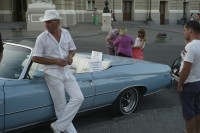 Image of sheet 20120701 photo 674: Mann in Odessa wartet auf Kunden die sein  Oldtimer-Cabriolet mieten, Ukraine 2012.