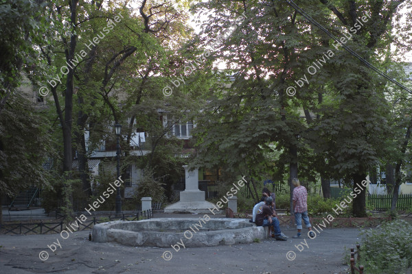 Image of sheet 20120701 photo 675: Odessa, Odesa City Stadt 2012 Treppe Potemkinsche Ukraine Port Hafen Zug Transport Kohle Chiquita Gebäude
Die Potemkinsche Treppe ist eine Mitte des 19. Jahrhunderts errichtete Freitreppe mit 192 Stufen in der ukrainischen Hafenstadt Odessa am Schwarzen Meer