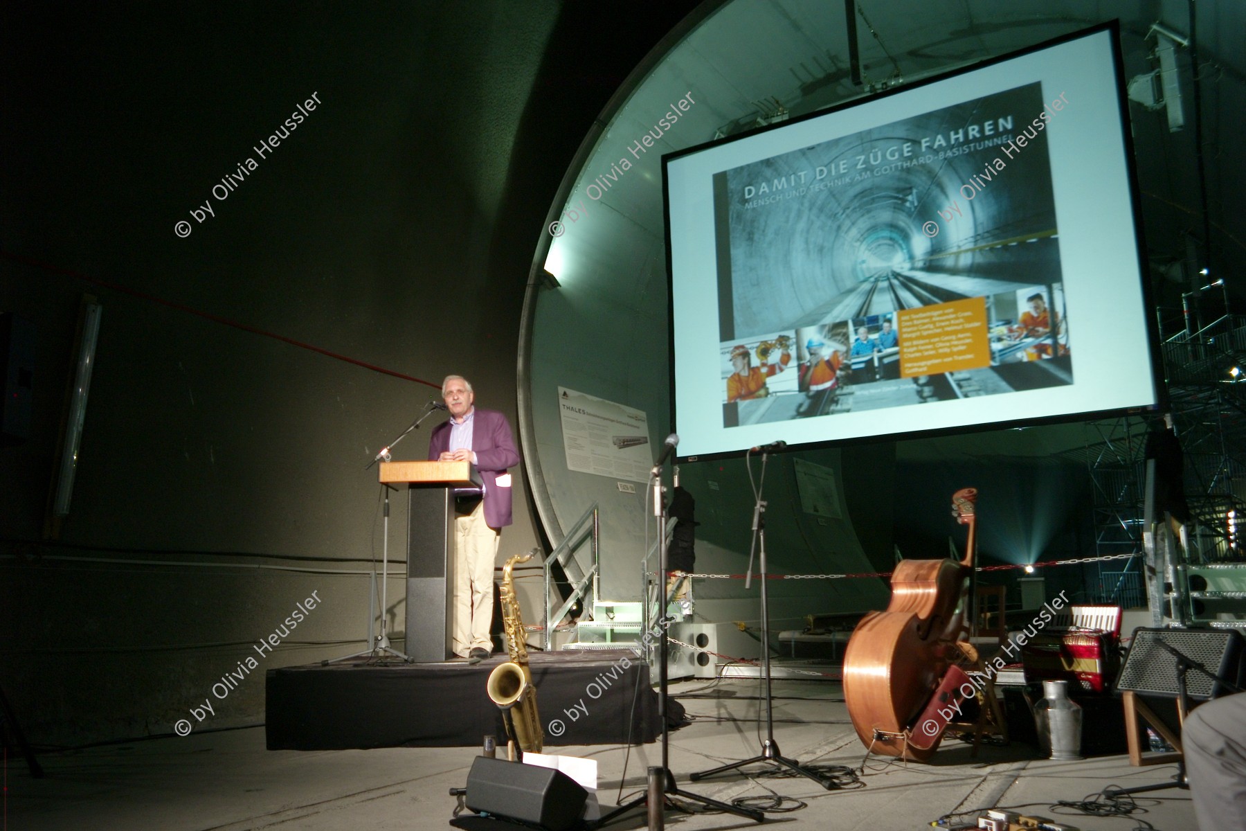 Image of sheet 20130612 photo 568: Buchvernissage Buchpräsentation Bahntechnik Gotthard Basistunnel: 
« Damit die Züge fahren »
Hans-Peter Thür Verlagsleiter NZZ libro
Transtec Gotthard
Neat Gotthard Base tunnel
Kanton Uri Amsteg
© 2013, OLIVIA HEUSSLER/ www.clic.li