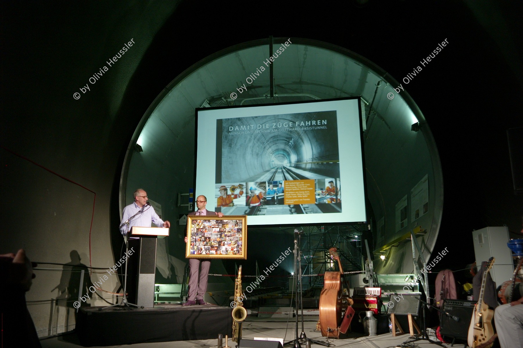 Image of sheet 20130612 photo 572: Buchvernissage Buchpräsentation Bahntechnik Gotthard Basistunnel: 
« Damit die Züge fahren »
'Schenkung der im Rahmen des Buchs entstandenen Bilder und Texte an das Schweizerische Nationalmuseum Zürich als weiterer Teil der bestehenden Gotthard- und Simplonsammlung' left: Andreas Spillmann  right: Marco Hirzel
Transtec Gotthard
Neat Gotthard Base tunnel
Kanton Uri Amsteg
© 2013, OLIVIA HEUSSLER/ www.clic.li