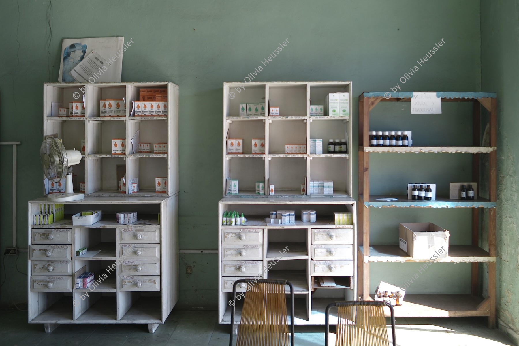 Image of sheet 20140209 photo 19: In einer halbleeren Farmacie Apotheke in Havanna, Kuba cuba 2014 Habana Pharmacia
medikamente Gesundheit system mangel Embargo