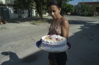 Image of sheet 20140209 photo 20: Eine Kubanerin Frau trägt eine reich verzierte Geburtstags Torte nach Hause. Playa Havanna Kuba 2014

Gebäck Kuchen sweet aniversary cuba habana woman
