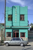 Image of sheet 20140209 photo 41: Alemany
Vor einem alten grün gestrichenen Geschäft in Playa steht ein silberner Lada, Havanna Kuba 2014

cuba habana store car auto fahrzeug