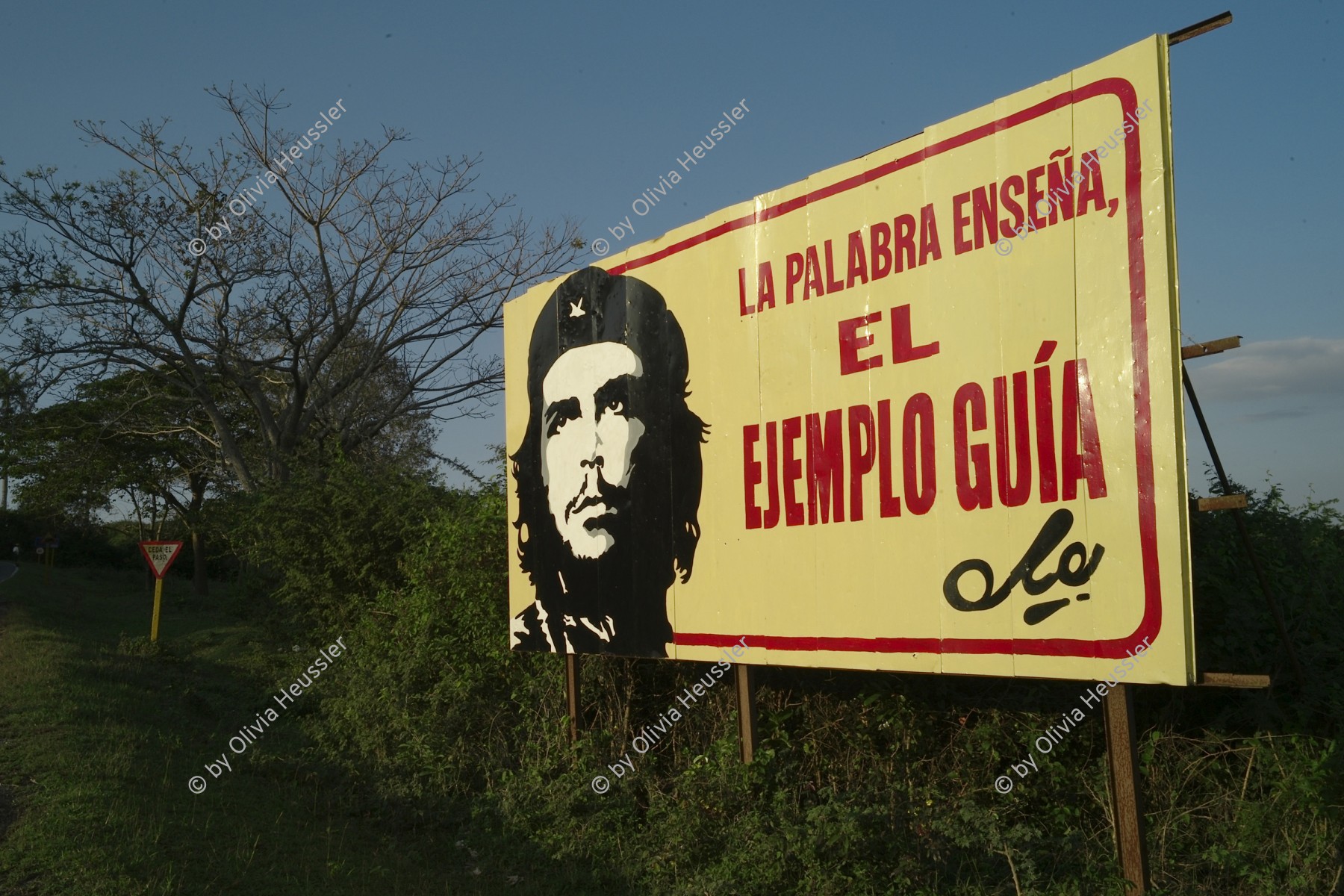 Image of sheet 20140210 photo 39: «La palabra enseña, el ejemplo guia» Che
Das Wort lehrt, das Beispiel führt. 
Steht mit dem Abbild Che Guevaras auf einer politischen Propaganda Tafel an einer Strasse Richtung Viñales Kuba 2014 Cuba 
Werbung politische Publicity