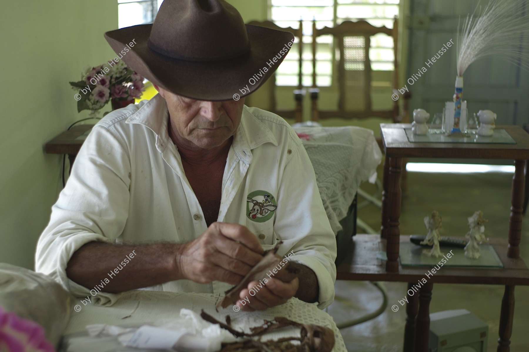 Image of sheet 20140211 photo 82: Ein Mann mit Cowboyhut packt Zigarren in ein Blatt. Tabak Vinales Cuba 2014