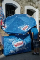 Image of sheet 20140217 photo 45: Der Verkauf von Eiscème Glacé Helados Néstlé ist in Havanna sehr verbreitet. Der Sonnenschirm und die Kühlbox, Gefriertruhe, sind sehr begehrte Waren.
Kuba cuba 2014 
Kühltruhe 
Habana Icecream