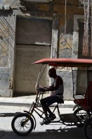 Image of sheet 20140219 photo 64: Ein Mann fährt in der Altstadt Havannas auf einem  gedeckten Transport-Fahrrad, Kuba 2014.
Habana Cuba