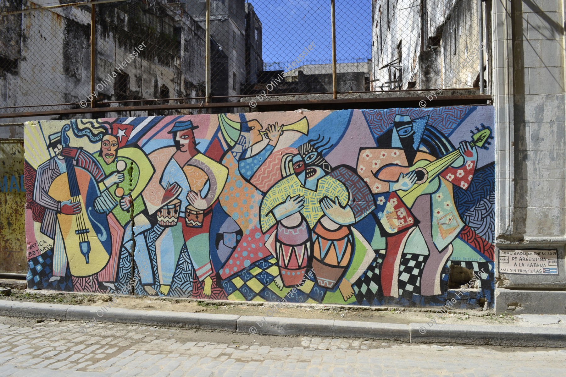 Image of sheet 20140219 photo 66: Ein Wandbild in der Altstadt Havannas mit einer Musikgruppe und Instrumenten.
Kuba 2014 gemalt von der argentinischen Künstler und Muralisten 
Gruppe Arte sin Fronteras Kunst ohne Grenzen La Habana Cuba