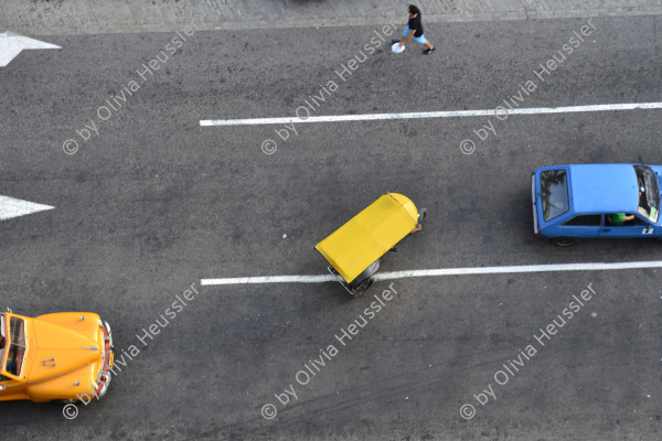 Image of sheet 20140220 photo 99: Gelbes Velotaxi im Spurwechsel, Vogelperspektive, Havanna, Cuba 2014.