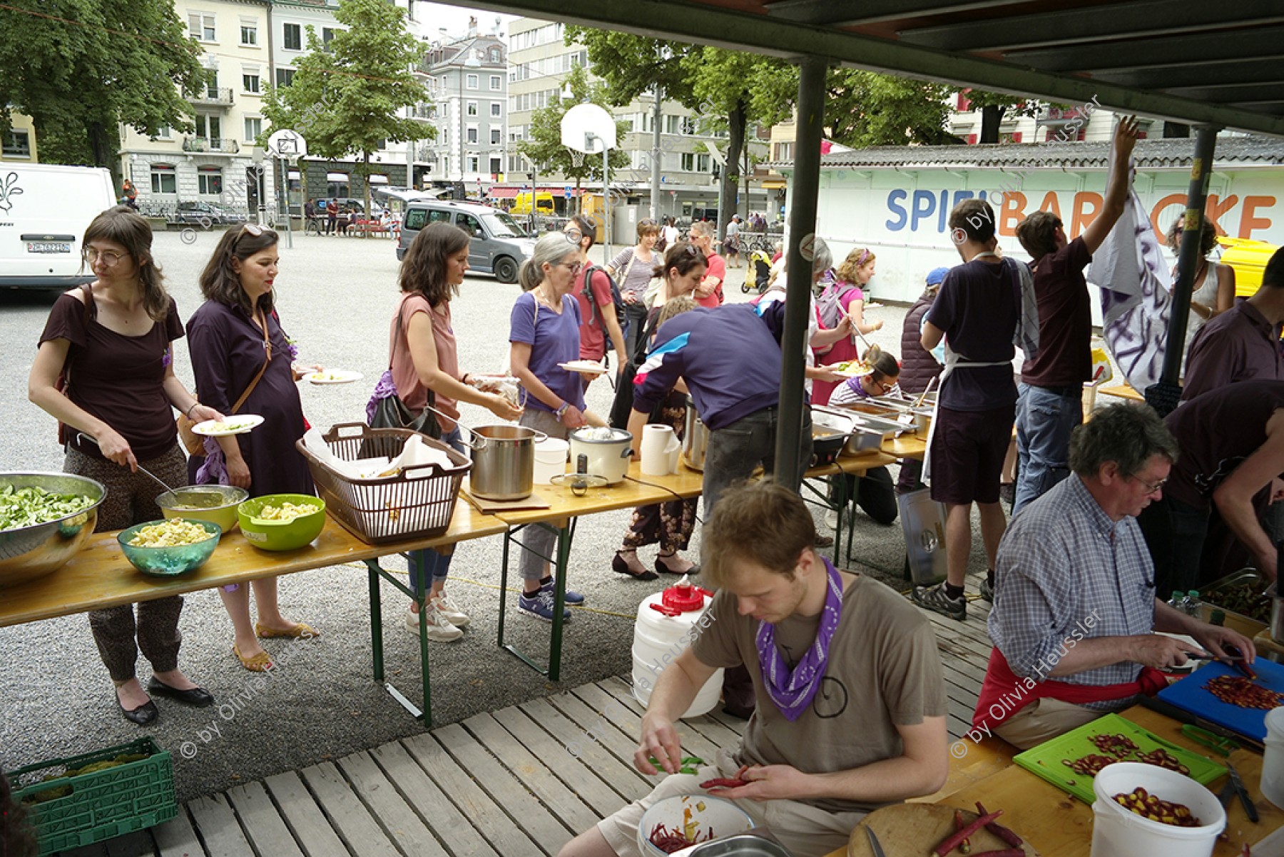 Image of sheet 20190614 photo 650: Männer kochen am Frauenstreiktag für die Frauen.
Kanzlei Zentrum Kreis 4 Aussersihl 
Men are cooking in Solidarity with Women strikers. Protest Strike Zürich 2019 Switzerland