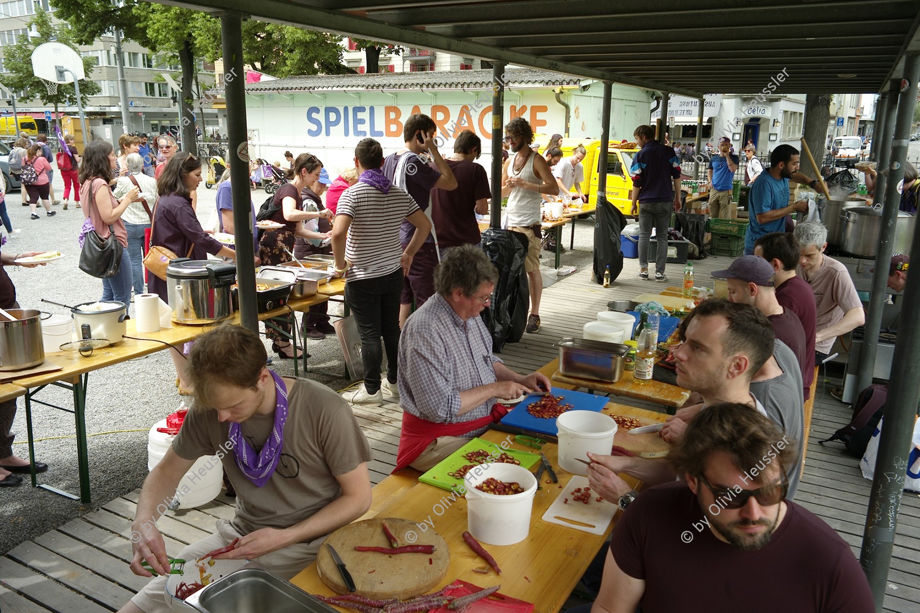 Image of sheet 20190614 photo 653: Männer kochen am Frauenstreiktag für die Frauen.
Kanzlei Zentrum Kreis 4 Aussersihl 
Men are cooking in Solidarity with Women strikers. Protest Strike Zürich 2019 Switzerland