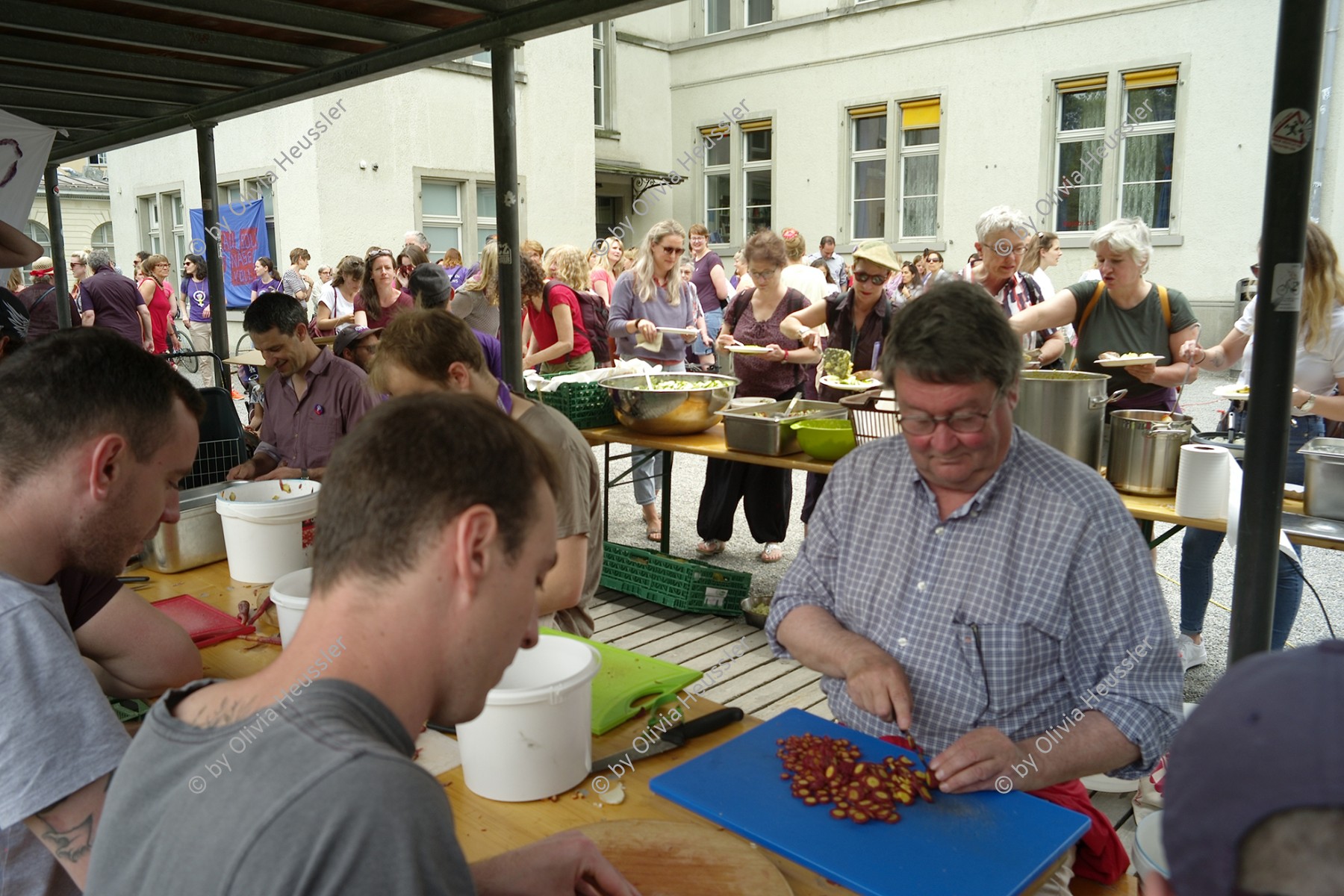 Image of sheet 20190614 photo 657: Männer kochen am Frauenstreiktag für die Frauen.
Kanzlei Zentrum Kreis 4 Aussersihl 
Men are cooking in Solidarity with Women strikers. Protest Strike Zürich 2019 Switzerland