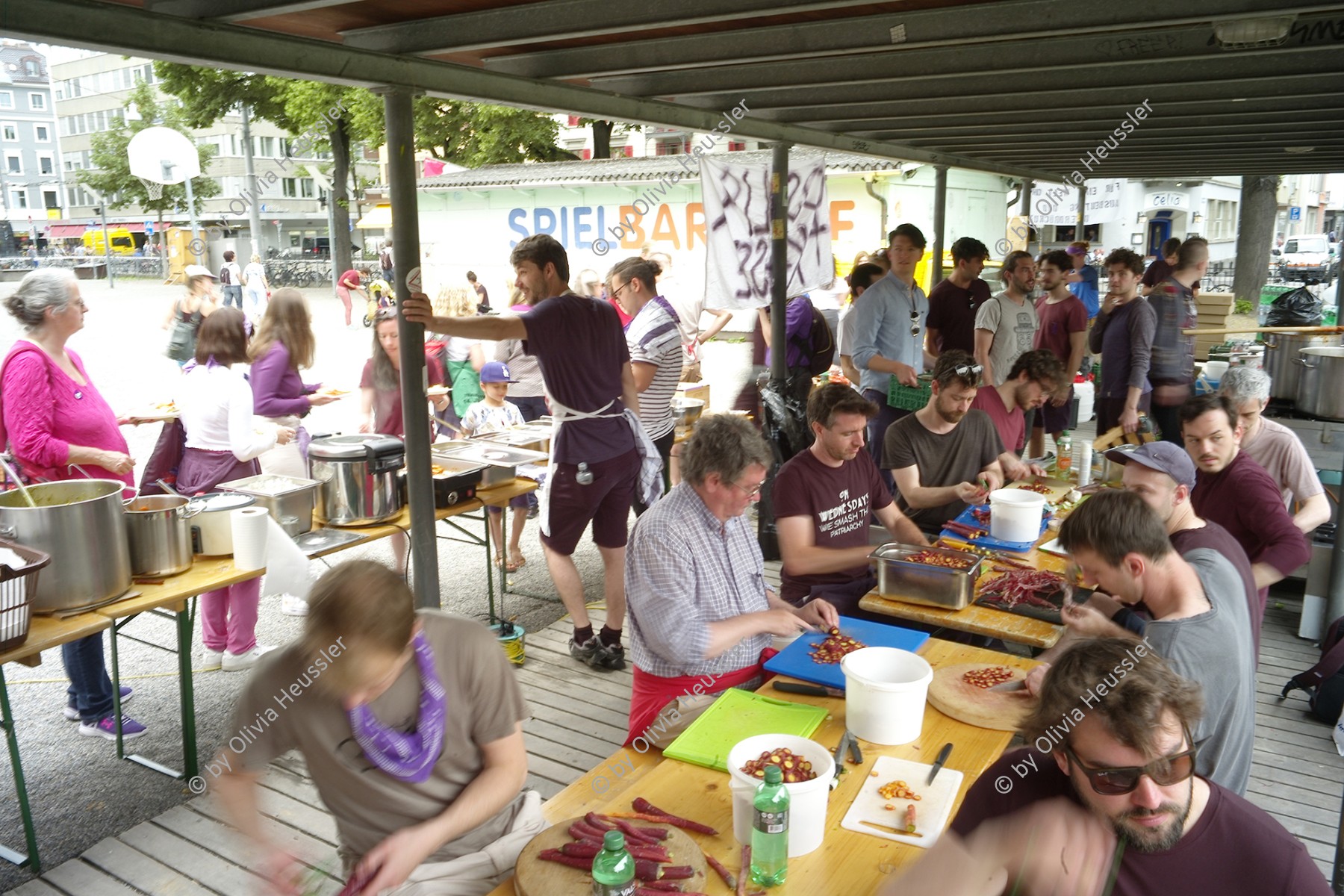 Image of sheet 20190614 photo 664: Männer kochen am Frauenstreiktag für die Frauen.
Kanzlei Zentrum Kreis 4 Aussersihl 
Men are cooking in Solidarity with Women strikers. Protest Strike Zürich 2019 Switzerland