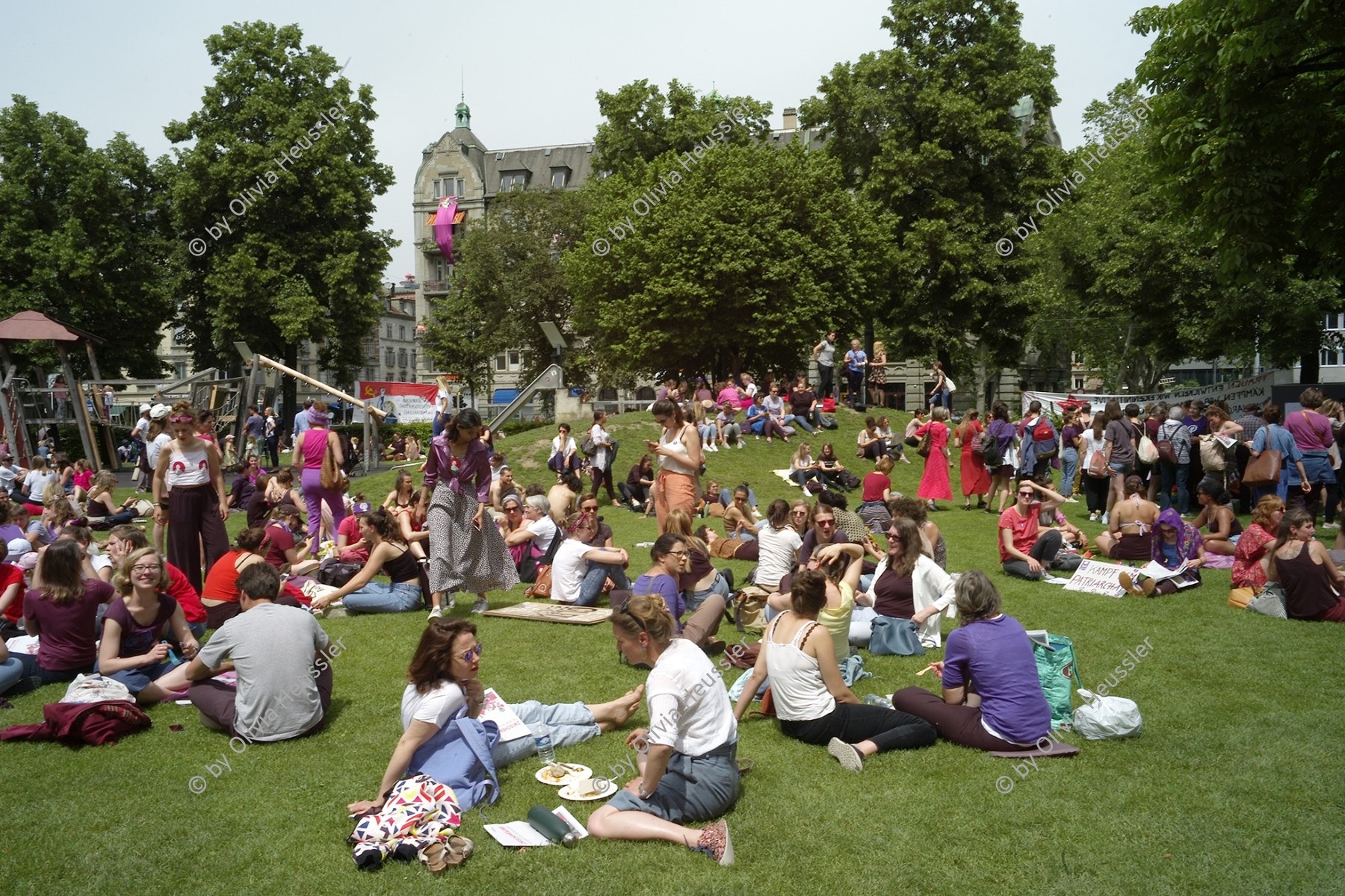 Image of sheet 20190614 photo 674: Frauenstreiktag für die Frauen.
Kanzlei Zentrum Kreis 4 Aussersihl 
Solidarity with Women strikers. Protest Strike Zürich 2019 Switzerland