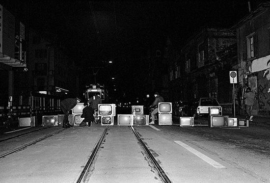 Image of "Protest-Architecture": Barricades, Camps, spatial tactics 1830-2023


Protest movements shape public space not only through their messages, but in many cases also through their—mostly temporary—buildings. Frankfurt’s Deutsches Architekturmuseum DAM and Vienna’s MAK—Museum of Applied Arts are exploring this thesis in a joint exhibition project. The exhibition and the book coinciding with it explore the topic based on examples spanning from 1830 to 2022.

Protest Architecture is the first-ever international survey of the architecture of protest and presents it in all its manifold forms and, in some cases, ambivalence. It is conceived as an encyclopedia with 176 entries, supplemented by 13 more expansive case studies. A preceding chronology portrays 68 protest movements and their architectural manifestations through concise texts and one image each, including examples from all over the world, such as the 1830 July Revolution in Paris, the 1848 March Revolution in Berlin, the 1911 Sugar Workers Strike in Queensland (Australia), the 1936–37 General Motors Sit-down Strike in Flint, MI (USA), the 1969–98 Troubles in Northern Ireland, Freetown Christiania in Copenhagen since 1971, the 1986 People Power Revolution in Manila, the 1999 WTO Protests in Seattle, WA (USA), the 2011 Arab Spring revolutions on Cairo’s Tahrir Square and Manama’s Pearl Roundabout, the 2013–14 Euromaidan uprisings in Kyiv, the 2015–16 #FeesMustFall student protests in Pretoria, the 2019 Acampamento Terra Livre in Brasilia, the 2020–21 Indian Farmers Protests, and the 2022 Freedom Convoy in Ottawa.





Grouppublication

