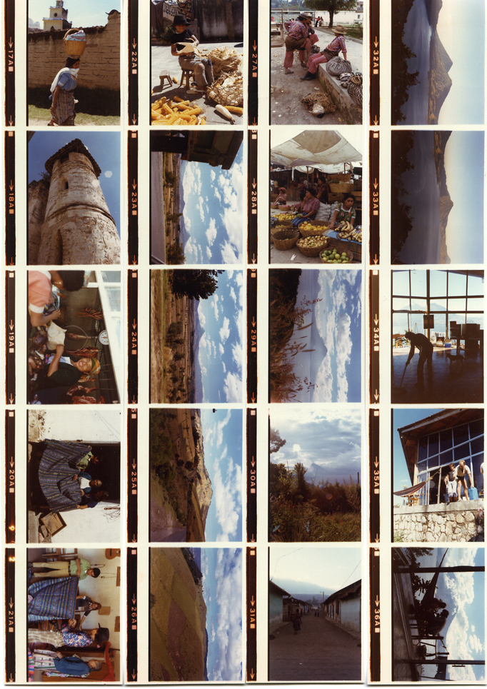 Image of sheet 19780171: Junge Guatemalteken verkaufen auf dem Markt ihre kleinen Schweine im Netz.
Im Haus am Atitlansee mit Sicht auf den Vulkan Felder Lendentuch Umhang traditioneller
farbiger Stoff, den Olivia direkt bei den Herstellern gekauft hat.