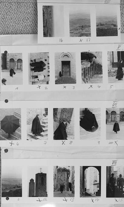 Image of sheet 19800042: Priester und Nonnen mit Kindern. Eine streichelt die Wange eines Mädchens. Männer Mann mit Pellerine. Kirchtürme. Mann auf Fahrad Velo mit geöffnetem Regenschirm von oben. Architektur Kirchturm. Eingang Treppe Kirche  Gasse Landschaft Umgebung. Gruppenbild mit Olivia. Beim Barbiere. Coiffeur Friseur rasiert sich selbst. Italien Italy San Giminiano 1980