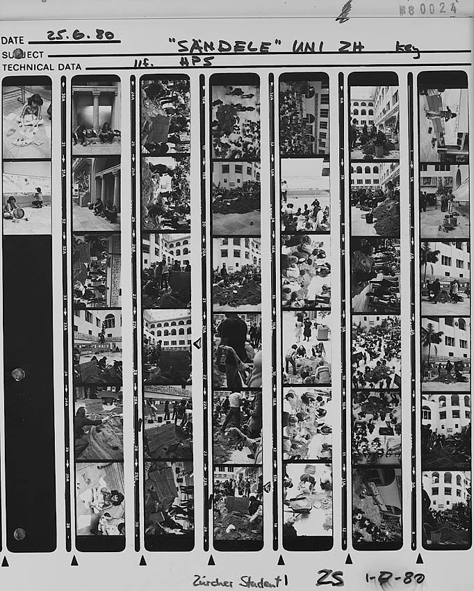 Image of sheet 19800240: In der Universität Zürich wird aus Protest gegen das Verbot des Rektorats, eines Videofilmes (über) die Jugendbewegung, in der Mensa, als Kleinkinder für einmal mit Sand u.a. gespielt. In der Uni-Mensa 'spielen' die Studierenden aus Protest gegen das Verbot, eines Videofilmes für einmal mit Sand und Luftballonen. Alfred Gilgen Hilty HK Universität Zürich, Sommer 1980
Mit Karl Jost und v. a. 
Sändele Sandhaufen 
Negative fehlen sind bei Gertrud Vogler WOZ
Jugendbewegung Bewegig AJZ Zürcher Jugendunruhen Demonstrationen
Zürich 1980 youth movement protest