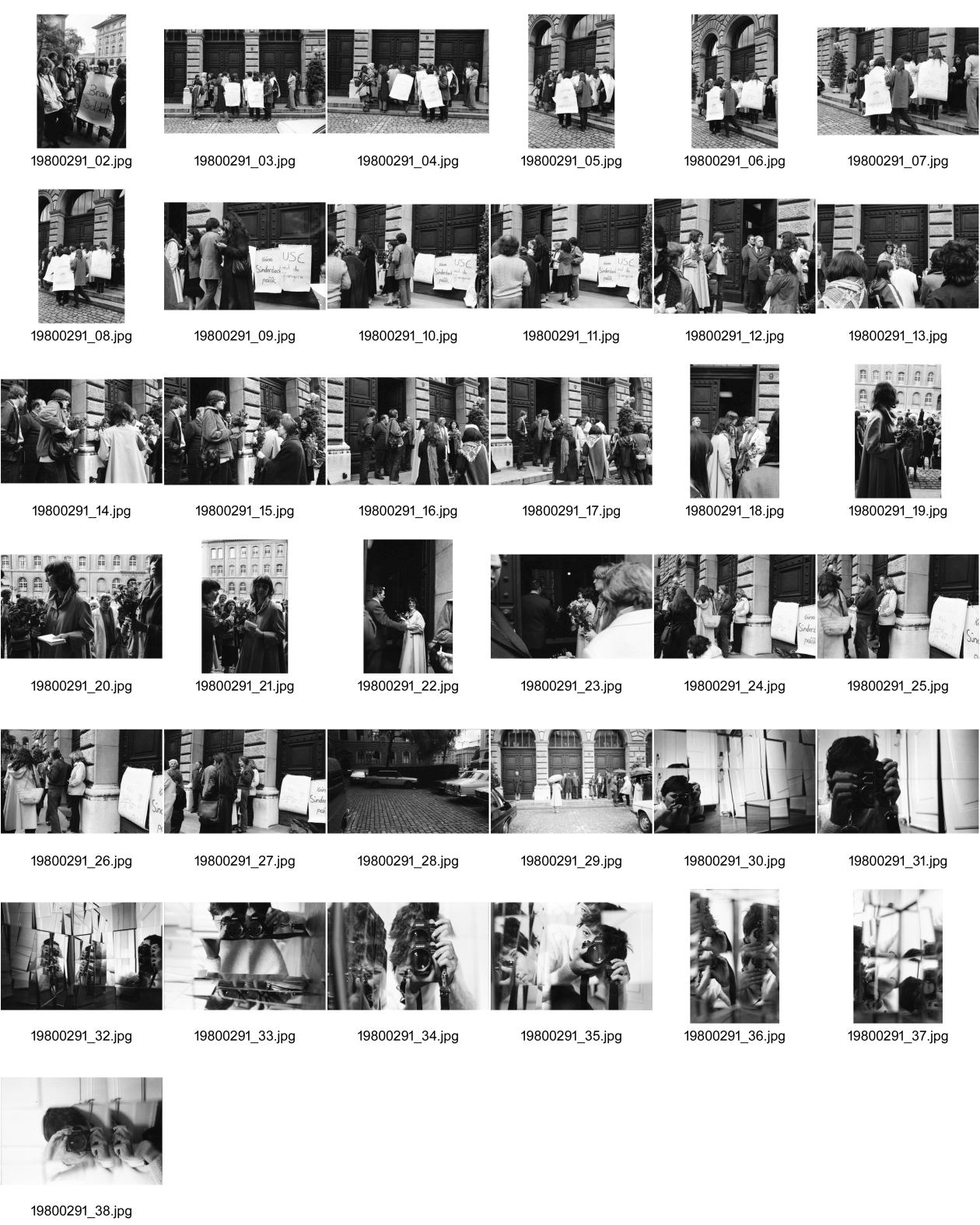 Image of sheet 19800291: frtsg. 800290 Frauen für den Frieden protestieren vor dem Bundeshaus gegen 'scharfe Munition' Gerda Hegi Selbstportrait mit Kamera Spiegelungen Bern 1980