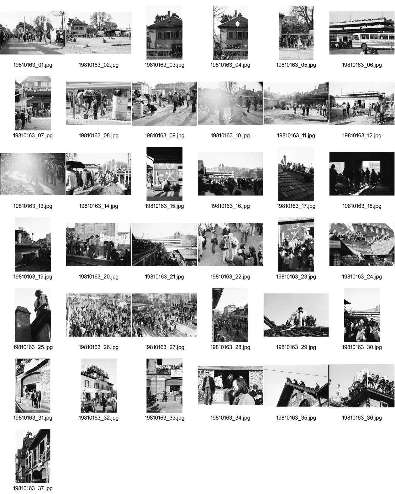 Image of sheet 19810163: frtsg. 810162 
An der bewilligten «Frühlingsdemonstration» nehmen rund 8000 Personen teil. Als der Zug das AJZ erreicht, dringen Tausende in das Areal des AJZ ein, während ein Teil des Zuges seinen Weg Richtung Helvetiaplatz fortsetzt. Am Abend räumt die Polizei das Gelände des AJZ: Gewalttätige Auseinandersetzungen und Sachbeschädigungen in der Gegend des Hauptbahnhofs. 
Frühlingsdemonstration und Besetzung AJZ an der Limmatstrasse 18-20 Auf Dach Terasse mit Transparent Autonomes Jugendzentrum Jugendunruhen Bewegung Jugendbewegung 
Babs Hiestand
Zürich 1981