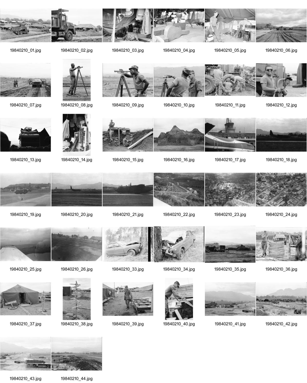 Image of sheet 19840210: Das 'Hotel California' dient den US-Soldaten US Armee Army Sandsäcke Wachposten Arbeiter Gitarre Landebahn auf der Militärflughafenbase bei Jamastran, in der Nähe der Grenze zu Nicaragua. 20 km südlich von Danli El Paraiso Honduras 04.84 Unfall Auto CNN Reporterin Lucia Newman Die chilenische CNN Journalistin Lucia Newman steigt aus einem verunfallten Auto nachdem mich der Fahrer eingeladen hatte mitzufahren!! Dieser Fahrer fuhr kurze Zeit später in einen Baum. Ich fuhr mit Claude Uraca, der auch mit übersetzter Geschwindigkeit an den armen Holzbuden vorbeiraste. US-Amerikanische Soldaten in Militär Base Jamastran. 20 Meilen von der Nicaraguanischen Grenze entfernt.
Gitarre im Militär camp. Schwarzer US-Amerikanischer Soldat im
Einsatz mit Messgerät. Sandsäcke. Tarnzelt. Flughafen Toncontin.
US-Transportflugzeug C-137 (?). Tegucigalpa von oben herab. Flug-perspektive. Wegweiser nach Nordamerika für die US-Soldaten in ihre Heimat. Flugpiste in Bau. Honduras 1984
