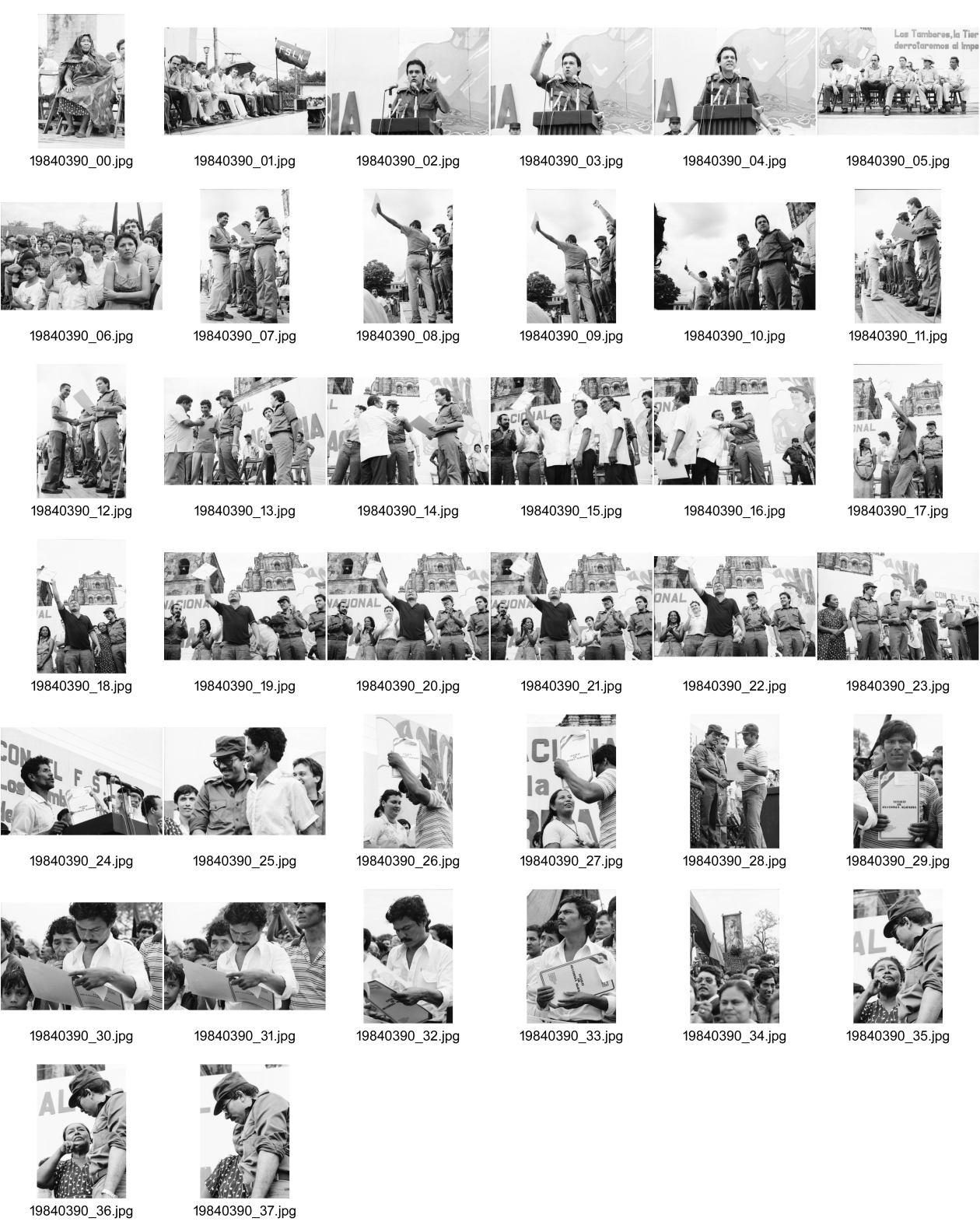 Image of sheet 19840390: Der sandinistische FSLN Landwirtschaftsminister Cmdte. Komandant Jaime Wheelock verteilt den Bauern Landtitel. Entrega de Tierra. Mutter eines Gefallenen. Eingehüllt in Militärplane. Gladys Baez verteilt den Bauern Landtitel  Cmdte. Komandant Daniel Ortega. 1984 Nicaragua Léon
Sandinist Sandinismus