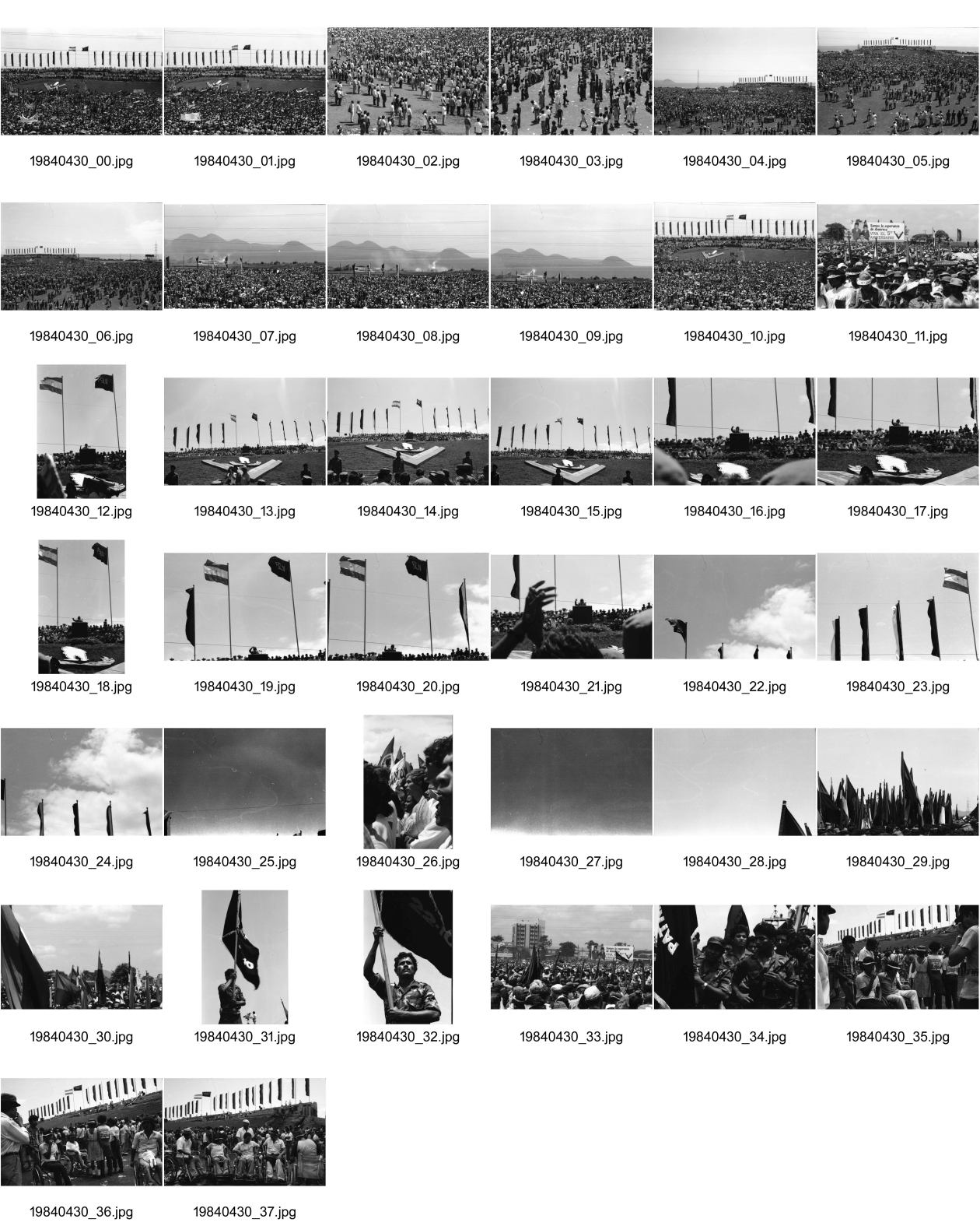 Image of sheet 19840430: Tausende feiern den 5. Jahrestag der sandinistischen Revolution. Kommandant der Revolution Daniel Ortega spricht. Fahnen. Soldat trägt Fahne. Handicapierte Invalide Kriegsinvalide Handikap Soldaten in Rollstühlen. Im Hintergrund Fahnen.
Sandinisten Sandinist Managua Nicaragua 1984