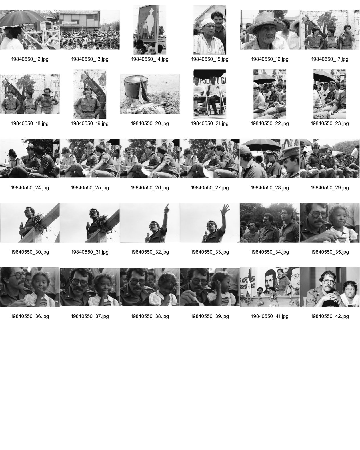 Image of sheet 19840550: Wahlveranstaltung für den F.S.L.N. FSLN an der Atlantikküste. RAAN Puerto Cabezas. Musikinstrumente. Miskitos Indianer. Soldaten Sandinisten. Cmdte. Kommandant Daniel Ortega mit kleinem Mädchen. Und Führer der Sandinisten an der Costa Atlantica. Portrait Indianer Miskito Indio Indigena. Soldaten EPS vor Wandmalerei Graffittis. Zuschauer Nicaragua Musikinstrumente Pauke. Musik. 1984