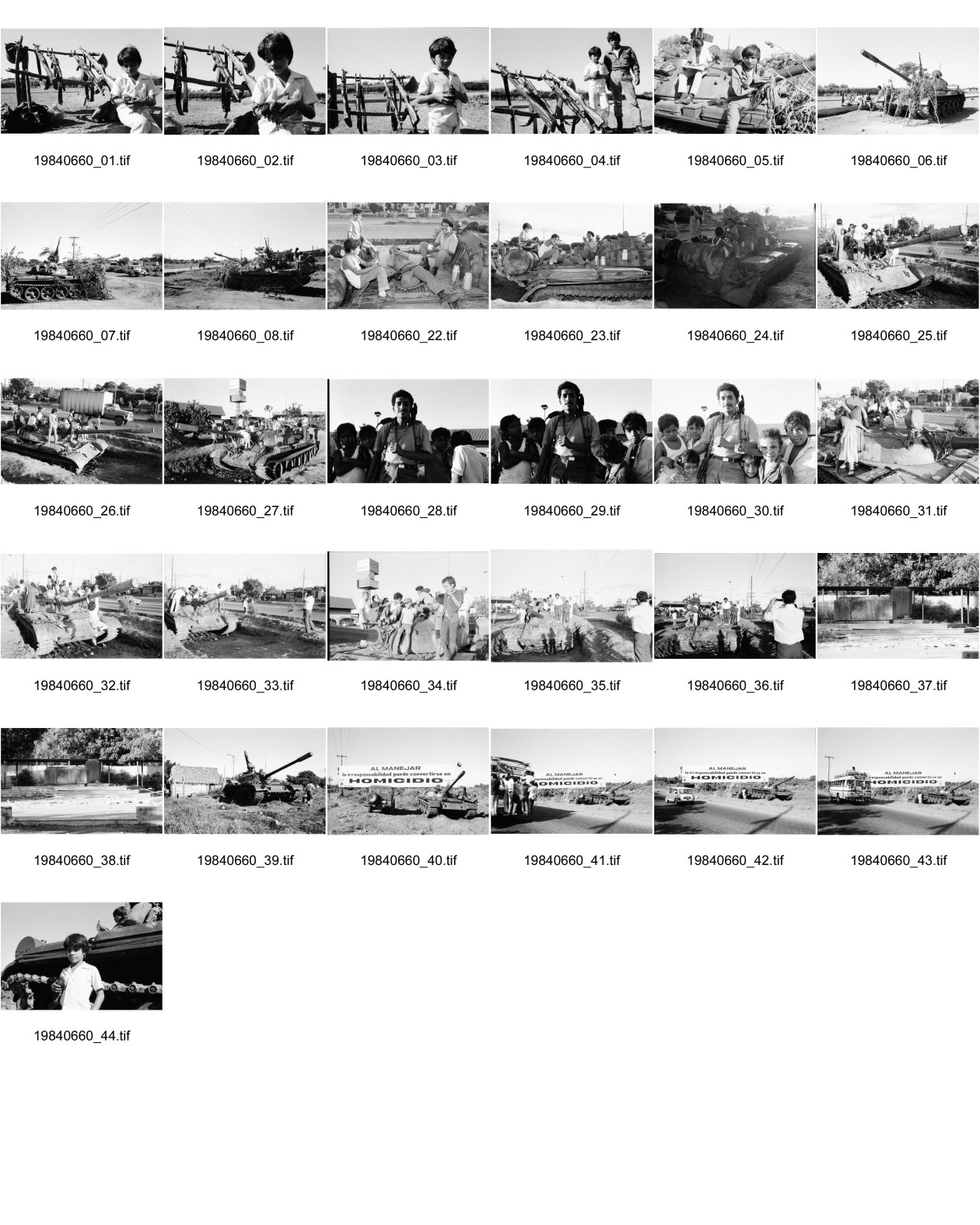 Image of sheet 19840660: russische sovietische Tanks Panzer EPS stehen um Managua herum. Invasionsangst Kind mit Taube steht vor Panzer. Gewehre gegen den Himmel gerichtet. Panzer ist mit Pflanzen getarnt. Mann fotografiert sein Kollege auf Panzer stehend. Mann fotografiert. Managua Nicaragua 1984
