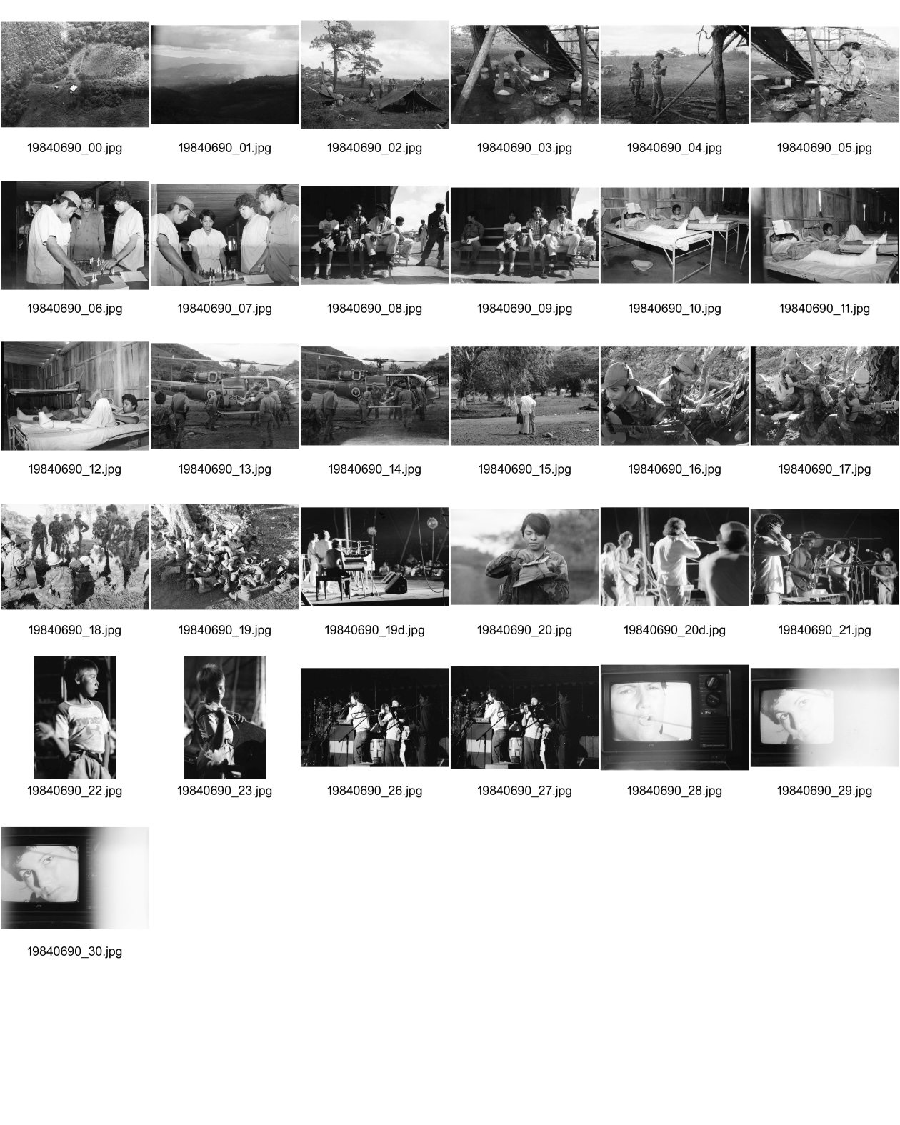 Image of sheet 19840690: Flugaufnahme aus Helikopter. Soldatin kocht unter Zeltplane. Verwundete Soldaten des Ejercito Popular Sandinista EPS nach einem Angriff der Contrarebellen der FDN, spielen Schach. und lesen im Bett. Verwundeter wird aus Helikopter geladen. Es ist der Pilot des anderen Helis. Alouette, Die Aluette ist noch aus Beständen des Somoza-Clans. Die Sandinisten kannten dieses Fluggerät nicht und haben uns prompt auf dem Flug nach San José de Bocay beschossen.
Wir konnten aber ohne Probleme landen. Soldaten spielen Musik. Ausgediente Soldatenstiefel liegen am Boden auf einem Haufen. Ein junger Soldat isst seine Eierspeise elegant auf Tortilla und seinem Hut als Tisch. Die Tortilla dient als Teller. So verbrennt er seine Finger nicht. 
Nicaragua Apanas Jinotega 1984
Pop-Gruppe in Managua. Musikgruppe Igni Tawanka Olivia Portrait im TV-Monitor.