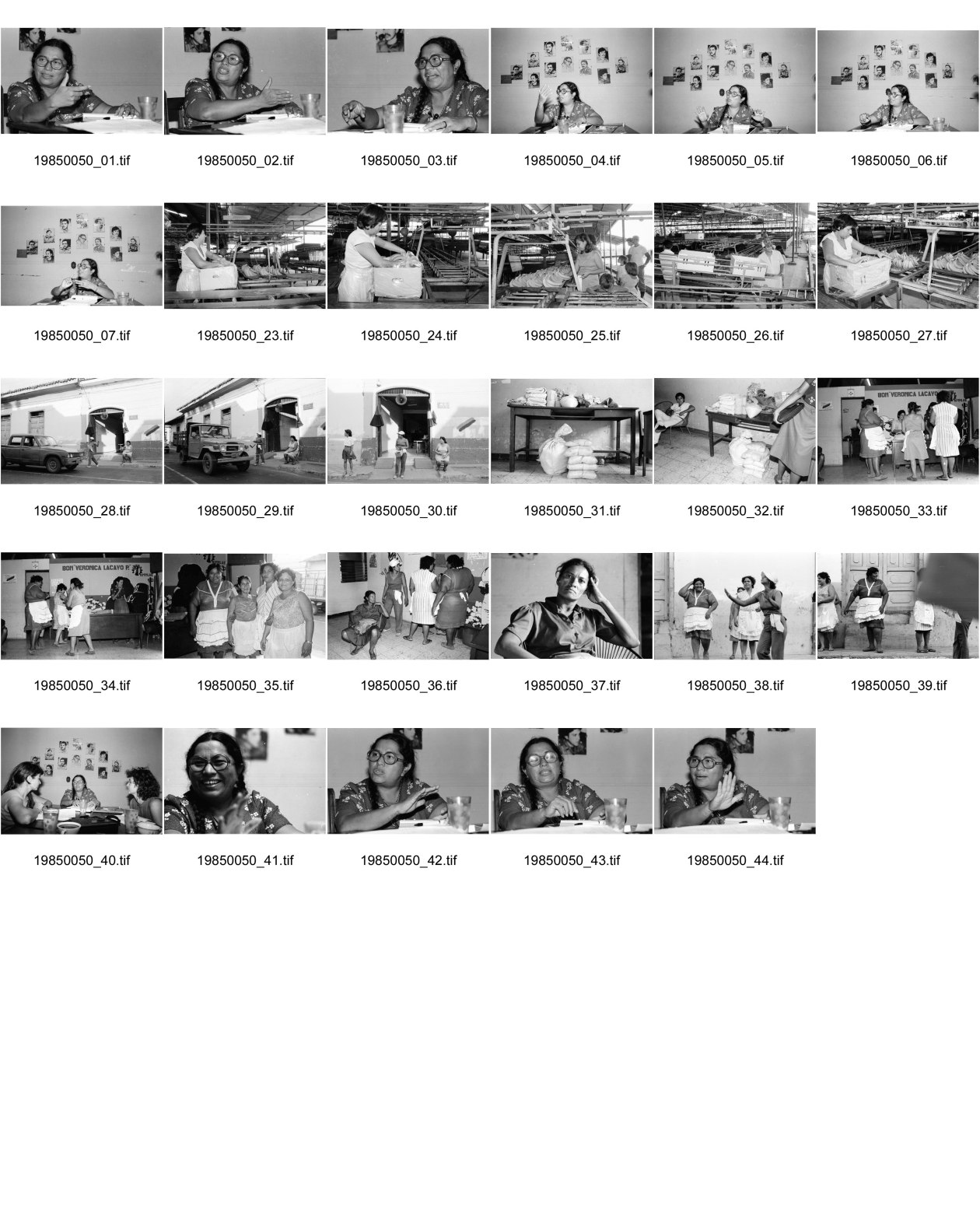 Image of sheet 19850050: Bananenkooperative San Carlos. waschen und Einpacken der Bananen in Kartonschachteln. Die Frauen sammeln auf der Strasse für die Soldaten Geld. Vor dem AMNLAE Büro. Sandinistische Frauen Organisation. Der Tisch ist schon voller Spenden. Frauengruppe. Portrait. Gladys Baez vor Fotografien aller Komandanten. 
Nicaragua 1985