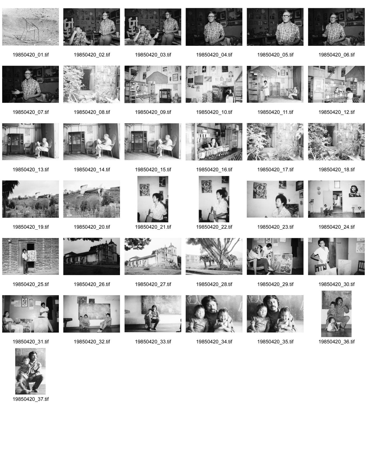 Image of sheet 19850420: Ich bin mit Nadine Hostettler unterwegs für eine Reportage über Kunst im Krieg für die Basler Zeitung. Wir sprechen mit Bayardo Gamez ein Künstler aus Esteli er arbeitet mit Juanita Brüssel zusammen. Sein Atelier ist voller Tierschädel behenkt. Die Eingangshalle im Haus wo seine Mutter Maria einen Laden betreibt, ist mit alten Postern aus der Zeit um s 68 dekoriert, seine Grossmutter stirbt am nächsten Tag. Ich mache ihr letztes Bild. Miguel Romero zeigt sein Bild 'We are the World' in Somoto. Die Kirche von Somoto. Unter dem Baum stehen Maulesel. 
nr. 31 Miguel Obando in Somoto mit seiner Mutter Ein abgestürztes Flugzeug liegt im Friedhof Wrack bei Condega.  Che Guevara hängt fast in jeder Küche. Ein Comics zeichner mit seinem Kind auf den Knien. Silla Stuhl Nicaragua 1985