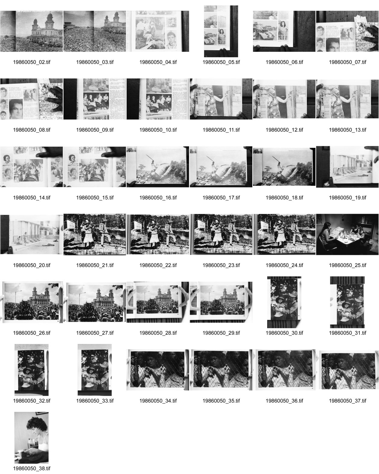 Image of sheet 19860050: Reproduktionen aus dem Buch 'Pueblo en Armas' und Pueblo alumbra su historia' von Susan Meiselas Nr. 25 -36. 20 -23 Museo Roberto Huembes. Frauen mit Waffen und verdecktem Gesicht. Portrait Kristina Konrad. women arms Museum Nicaragua 1986