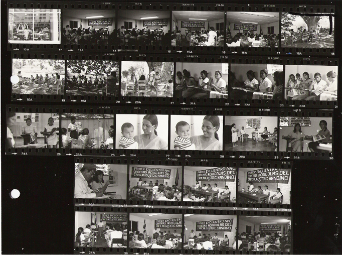 Image of sheet 19860091: Mc Donalds in San José de Costa Rica. Gewerkschaftsversammlung ATC Asociacion de trabajadores del campo Clara Murgialday führt die Frauen in die Lektüre ein. Das Foleto Vamos (Fotoroman) wird vorgestellt. Weiterbildung für Frauen in der LandarbeiterInnen Sektion. Ich habe die Bilder in Zusammenarbeit mit Olivier Berthoud vom SAH Schweizerisches ArbeiterInnenhilfswerk AOS Ajuda Obrera Suiza, in der Broschüre gemacht. Sie handelt z.b. von der Arbeitsregelung mit den Chefen und Gewerkschaften. Im Gebiet des Kaffees, der Baumwolle und des Tabaks Frau und Kind. Die Frauen sitzen im Schatten eines Baumes zusammen. Nicaragua 1986 coffee coton tobacco union worker woman women 
Negative fehlen!