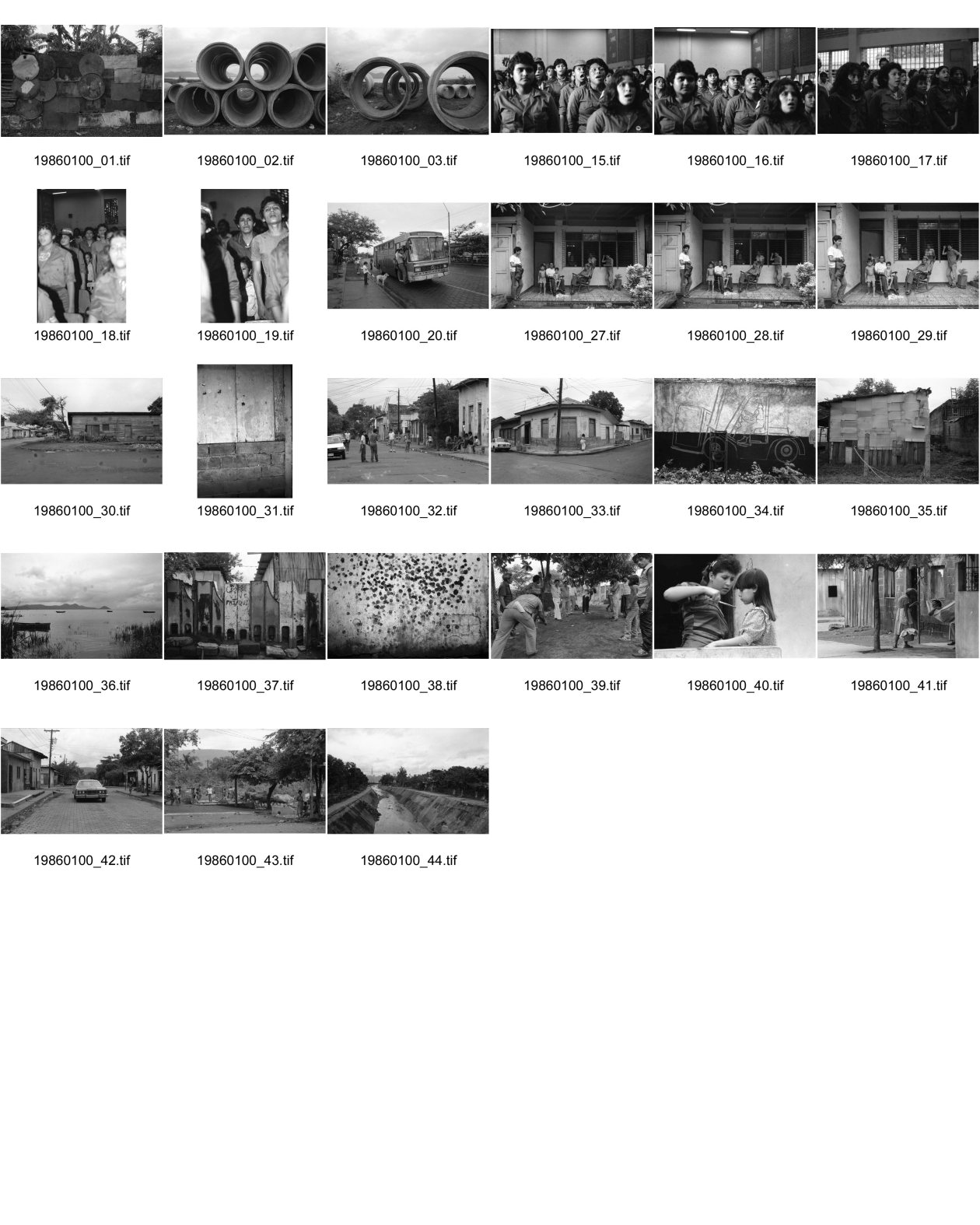Image of sheet 19860100: frtsg. 860090 Soldatinnen für den freiwilligen Militärdienst. Die Familie Quinnonez. José links. in Altagracia. Gruppenbild Familienbild Managua Häuser deren Abschrankung oder Gartenzaun mit ausgedienten Busstüren hergestellt gebaut sind. Wandmalerei Hubstapelfahrerin. typisches Nicaragua Haus.  Fahrzeug in siedlung. Frau spricht mit Mann in Hängematte. Mutter schneidet die Haare ihrer Tochter. Männer spielen Murmel. Hauswand aus Oelfassdeckeln. Betonröhren. am See 1. Juni Managua 1986