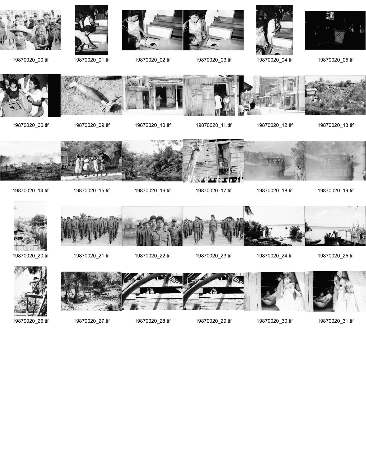 Image of sheet 19870020: frtsg. 870021  Miskito Kinder und Mutter in Hängematte. Mädchen schaut aus der Holzhütte. Soldaten Soldier Soldaten Army Military Sandinist sandinisten FSLN in Reih und Glied in Ausbildungslager. Uebersicht auf Häuser am Strand/Ufer Atlantik. Kinder. Junge Frauen mit Sonnenschirm. Rauchender Friedhof in Bluefields. RAAS  Kreuze und Häuser. Strasse. Ufer. 
Región Autónoma del Atlántico Sur (Spanish for Autonomous Region of the Southern Atlantic), sometimes shortened to RAAS, is one of two autonomous regions in Nicaragua. It covers an area of 27,407 km² and has a population of 382,100 (2005 census). The capital is Bluefields.

Santo Tomas de Nance liegt an der Honduranischen Grenze und wurde von den Honduranischen Grenztruppen angegriffen. Mörser. Mortero. Zwei tote Kinder in Holzsärgen und weissen Wattestücken in den Naselöchern. Bauern und Bäuerinnen mit Säugling stehen am Sarg und trauern. Frauen stehen um die Särge herum. 1987 Nicaragua