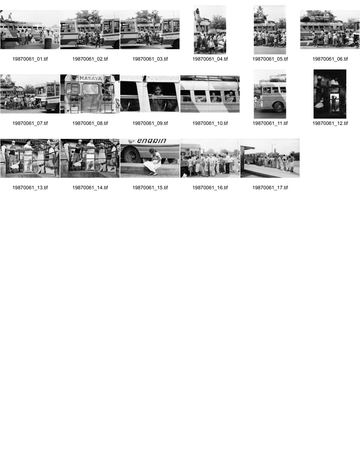 Image of sheet 19870061: Bushaltestelle am Mercado R. Huembes. Menschen schleppen und bepacken die Busse. Der Buss fährt nach Masaya. Leute warten auf Buss, ich Olivia heussler spiegle mich im Spiegel des Wartenden. Menschenschlange wartet für den Buss. Managua Nicaragua 1987