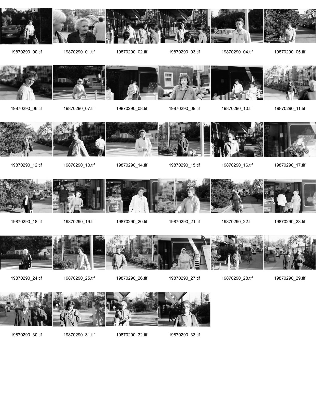 Image of sheet 19870290: Frauenportrait für Margrit Bührers Film 'Noch führen die Wege an der Angst vorbei'. Beim Lochergut. Musliminnen Muslim Moslem Turkey  Türkinnen, Aeltere mit Kind. Kreis vier 4 Aussersihl Zürich Schweiz Portrait women woman child kids mother 1987
