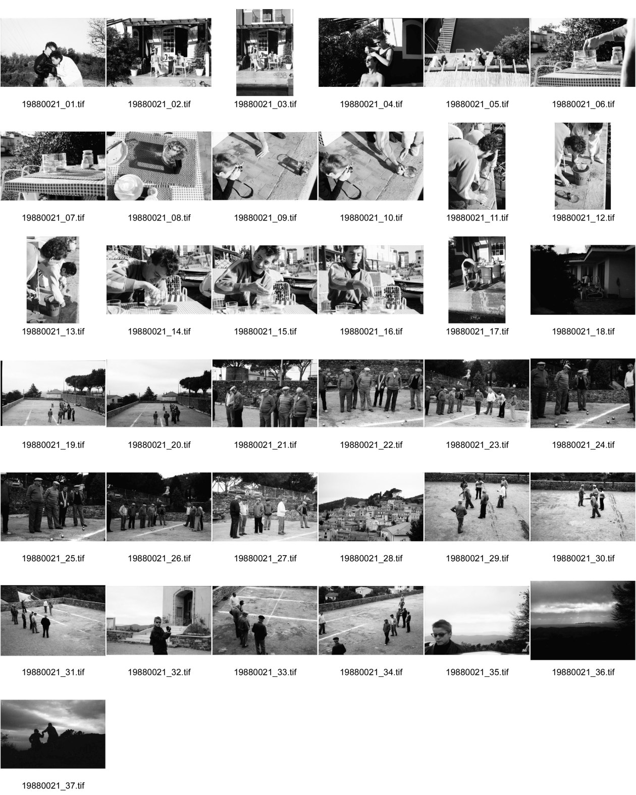 Image of sheet 19880021: Thomas Thomi Hämmerli und Hansjörg Bolliger und Silvia Luckner Portraits. Sile Luckner schneidet Thomas die Haare. Alle spielen mit kleinen Fischen. Boules spielende Männer. von oben fotografiert. Port Grimaud 
Frankreich France 1988