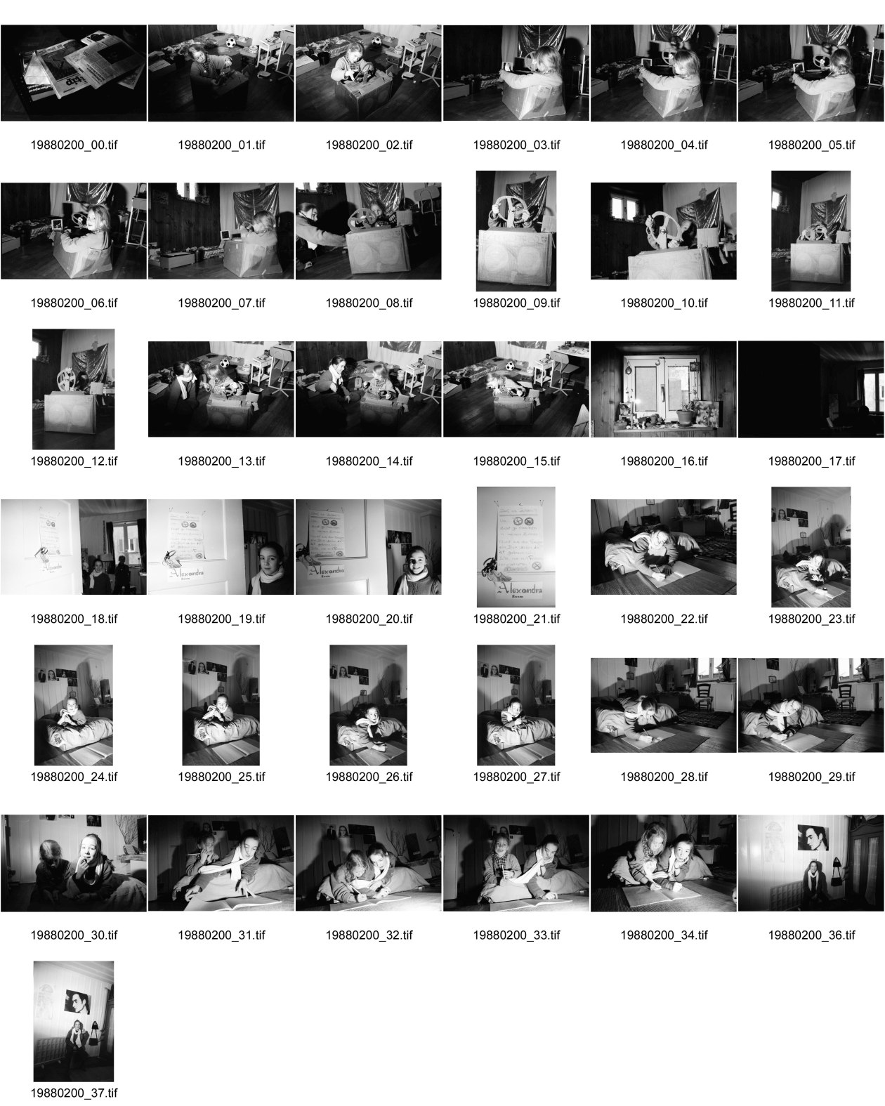 Image of sheet 19880200: Jessica und Alexandra  Alejandra Töchter von Rosine und Bob Robert Andreas Fischer im Erismannhof beim spielen. 9 und 12 jährig. Alexandra vor Poster mit Stephan Eicher. Sie spielen mit Kartonauto und Kleinkino selbstgebastelt. für Züri Tip. mit Margrit Brunner. Zürich 1988