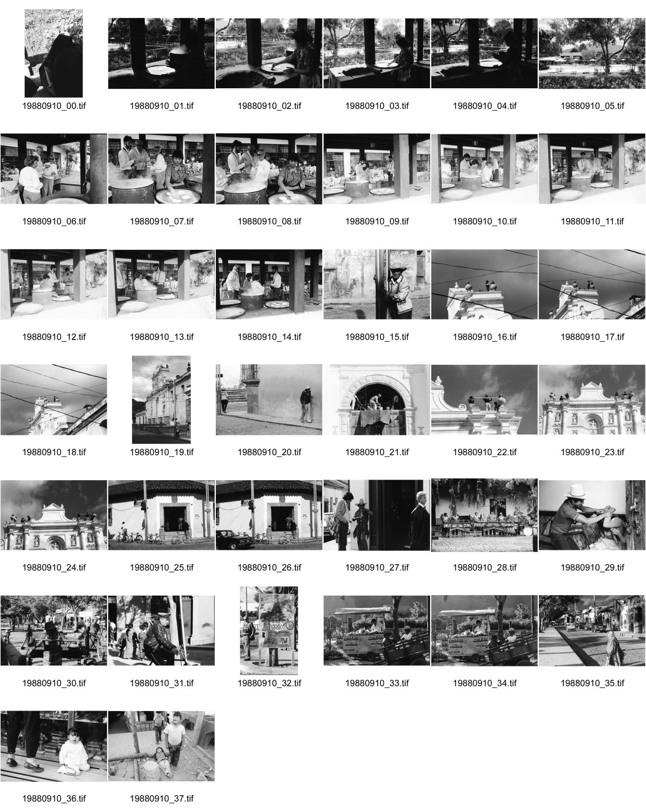 Image of sheet 19880910: Nordamerikanische Touristen lernen wie man Tortillas macht. Eine Indianische Indigena Hotelangestellte zeigt wie. Aeltere Guatemaltecos in den Strasse. Arbeiter renovieren die alte Kathedrale. Marimba spielen für Touristen. Indio Indianer Mann geht auf junge Frau los. Strassenszenen. Alte Frau im Abendlicht. Kleinkind neben den Füssen ihrer Mutter. Kleine Buben spielen den Tod. 1988 Guatemala