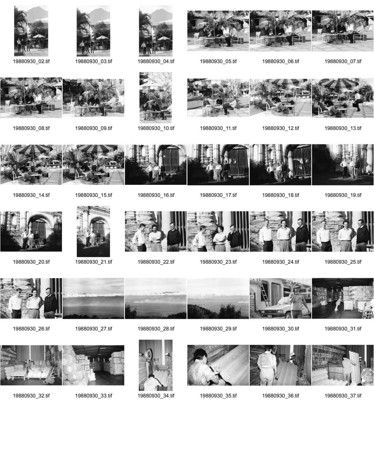 Image of sheet 19880930: frtsg. 880920. Portraits drei FUNDES Delegierte und Executives unter Sonnenschirme in Ferienstimmung. v.l.n.r. Eckhart Oehring, Ernst A. Brugger und Markus Reichmuth. Im Hotel Antigua vor Vulkan Fuego. Duralita. Eternit Tochter in Guatemala City. Lager mit Asbesthaltigem Material. Asbest. 1988 

Aus: Besichtigung der Hinterhöfe/ rpv WOZ