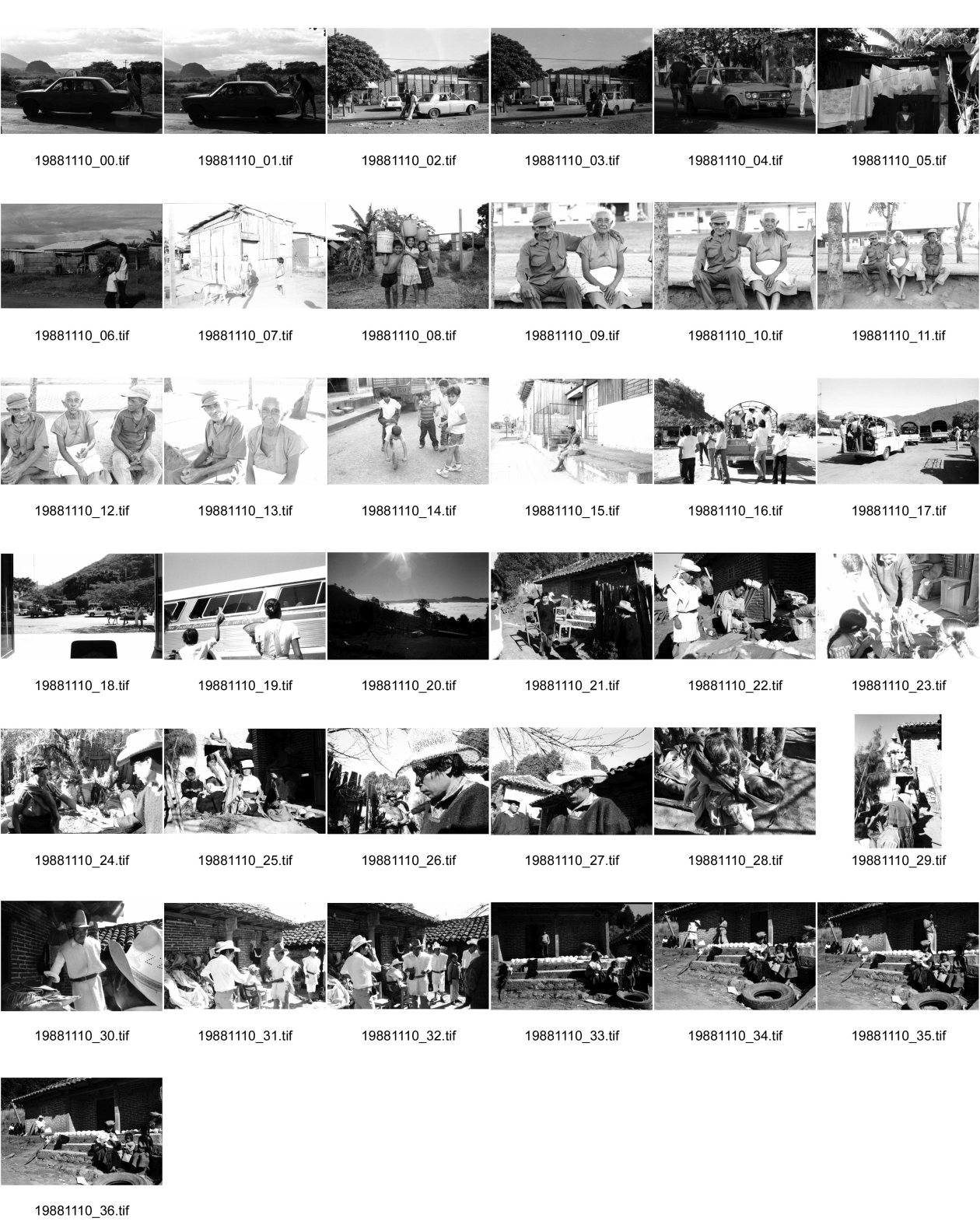Image of sheet 19881110: Treibstoffprobleme. Auto. Kinder mit Wasserkübeln auf dem Kopf. zwei Alte und ihr Sohn. An der Strasse sitzend. Kinder mit einem Rad spielend. Als Garete. Schubkarre. junge Männer in kleinem Pick Up, an der Grenze zu Mexico. Frau und Kind verkaufen den Buspassagieren Süssigkeiten. Bei den Chamulas San Cristobal de las Casas Chiapas sind die Vorbereitungen des Festes für die Übergabe des Verantwortlichen Stabes am 1. Jan. 1989 im Gange. Viele Feuerwerke werden gemacht. Mädchen trägt Baby im tragtuch. Kleinkind
Mexico