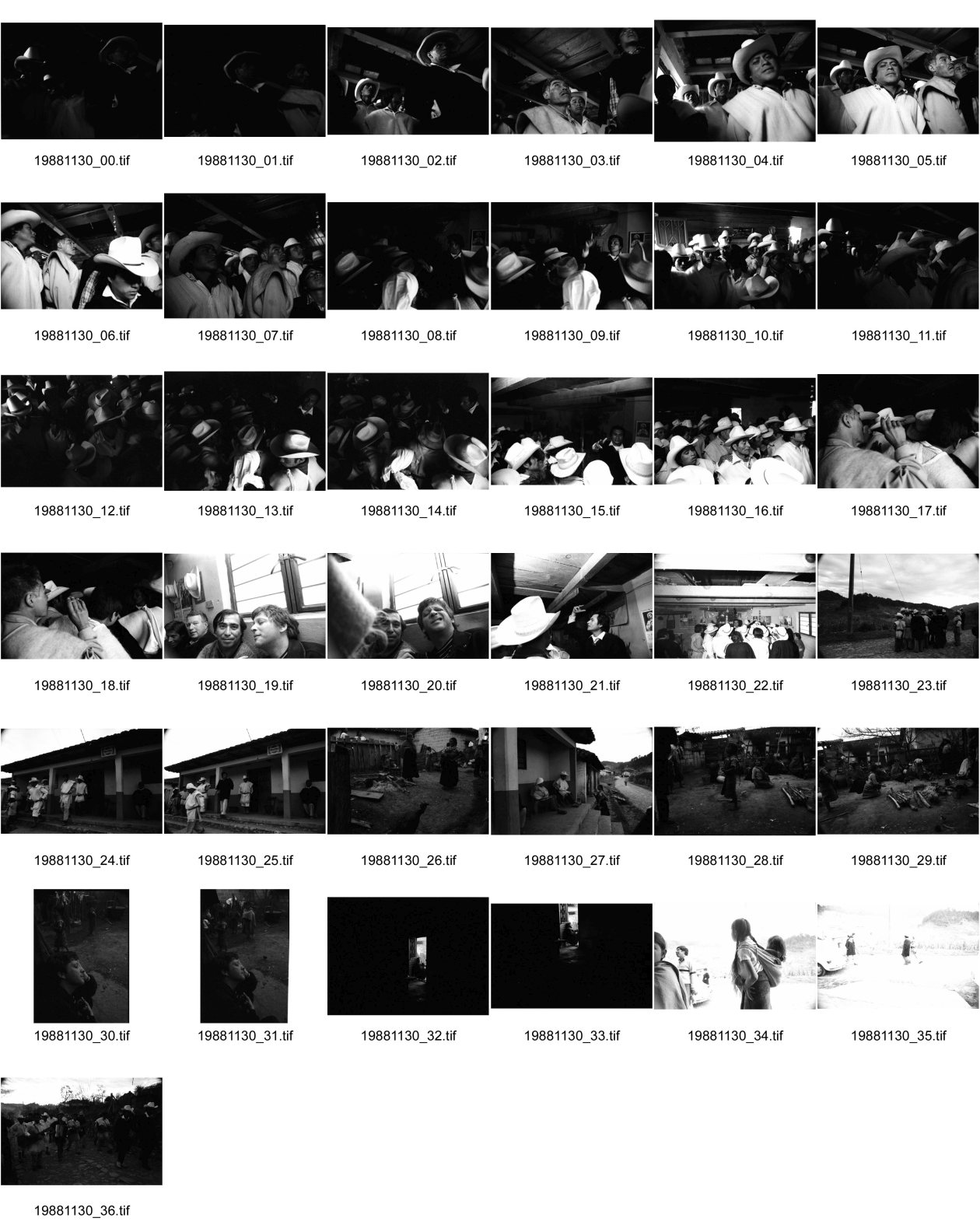 Image of sheet 19881130: Die Gemeinde der Chamula- Indianer San Cristobal de las Casas fast alle mit Hüten,
verabschiedet das alte Oberhaupt am Sylvester und beklagt sich noch mal über die Dinge die nicht geklappt haben. Sie stehen in Gruppen in einem kleinen Raum. Die Frauen stehen und sitzen im Freien im Hof. Ich fotografiere sie blind. Pancho. Antonio Turok Fotograf Portrait. Mexico 1988 Indigenas Indigenos Indianer Indios