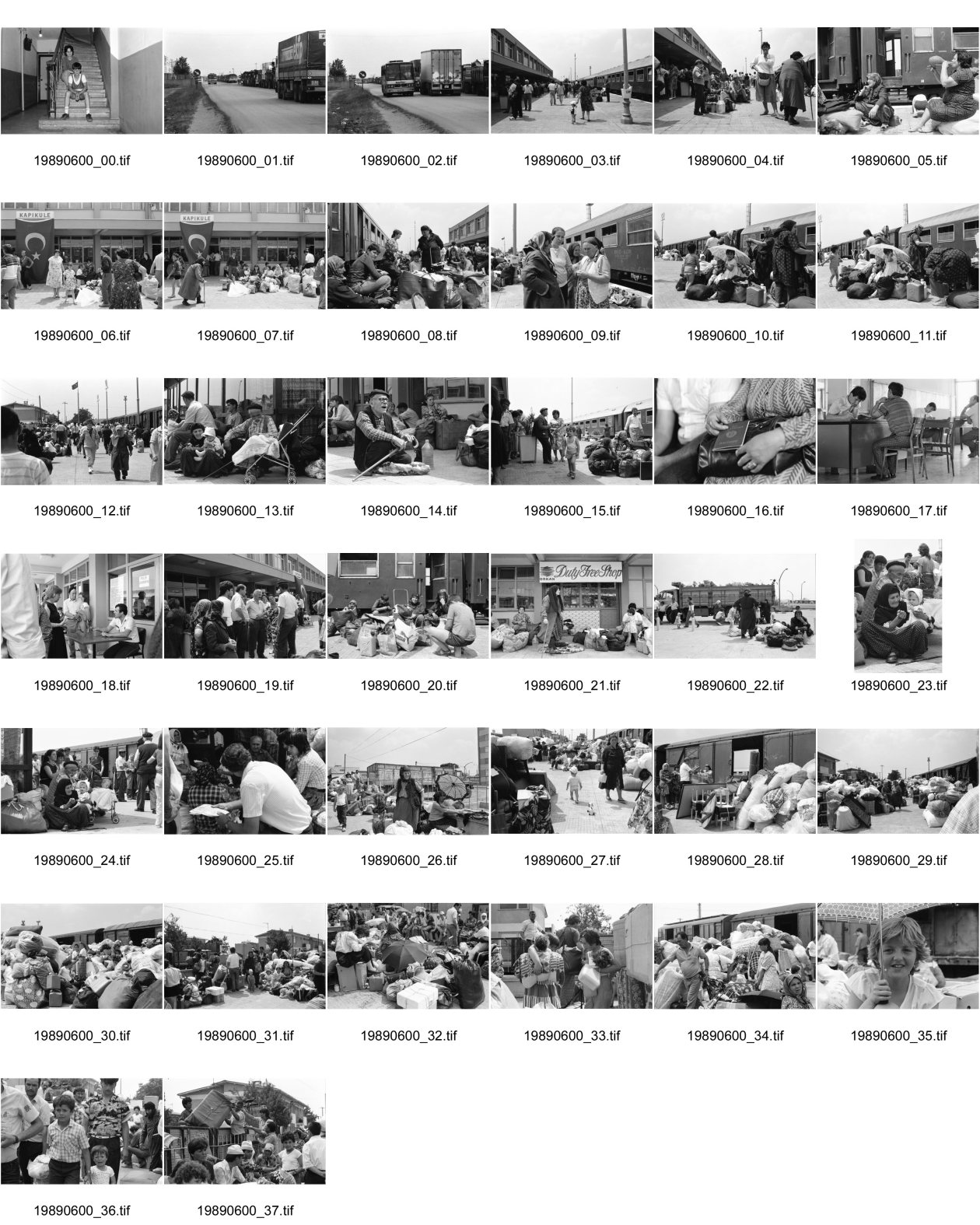 Image of sheet 19890600: 34. Tag des Exodus türkischstämmiger 'Ausflügler', wie sie in Bulgarien genannt werden. Deportierte in der Türkei. Lastwagenschlage an der Türkisch-Bulgarischen Grenze. Auf dem Bahn-Quai von Kapikule sitzen und liegen hunderte von Türkischstämmigen BulgarInnen mit ihren Familien erschöpft in einem grossen elenden Durcheinander. Die Türkische Fahne bedeutet für viele das Symbol eines 'freien' Landes. In Bulgarien hat man sie gezwungen ihre Namen und ihre Sprache zu ändern. Oezal benützt die ca 300'000 Bulgaren für seine Wahlkampagne. Viele Kinder weinen unaufhörlich vor Erschöpfung. In Bergen von Hab und Gut entdecke ich ganze Wohnungseinrichtungen. Der Duty Free Laden ist geschlossen. Die Güterwagen, in denen die Menschen tagelang eingesperrt reisen mussten, werden nach ihrer Leerung wieder zurückfahren und noch mehr Familien in ihr Unglück stürzen. Türkei Turkey Bulgarian Refugees 1989