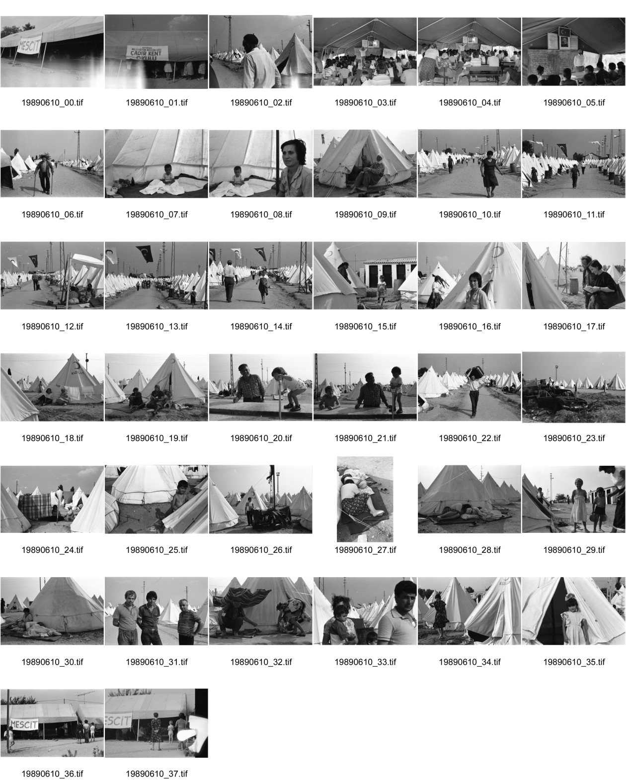Image of sheet 19890610: Im Vorzeigelager geordneter Heimatlosigkeit. Özal entlässt türkische Arbeiter um den Einwanderer Platz zu schaffen und noch mehr auszubeuten in den Fabriken.
Im Flüchtlingslager für die geflohenen Türkisch-stämmigen BulgarInnen und Bulgaren hat der türkische Halbmond 'Kizilay' mit der Unterstützung vom islamischen Weltkongress (Bund) 700 Zelte aufgestellt. Für 1800 Flüchtlinge. Es gibt schon eine Schule und eine Moschee. Kleine Jungen Nr. 7 werden ohne Rücksicht auf die Strapazen beschnitten. Hasan heisst der Junge auf Türkisch und Sartuslav auf bulgarisch. Die meisten dieser Menschen sind nicht lange in der Türkei geblieben. 1989
Edirne