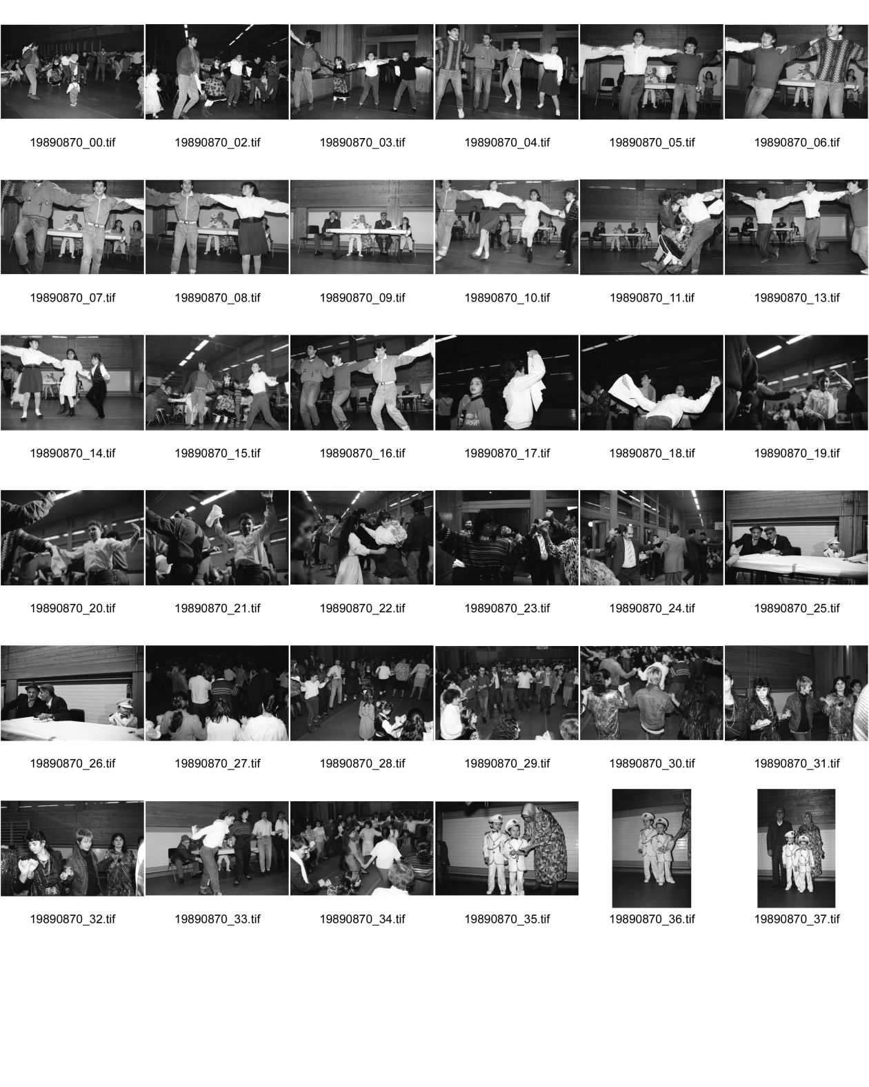 Image of sheet 19890870: frtsg. 890860 Türkisches Beschneidungs ritual fest in einer Turnhalle in Pratteln. Frauen und Männer und Kinder tanzen. Ein Mädchen führt die Gruppe mit einem weissen Taschentuch. Zwei alte Männer sitzen neben dem kleinen Jungen in Uniform. Bild mit seiner Familie. Priska Fetz von Aarau tanzt auch mit. Familiengruppenbild. Kanton Baselland 1989  Schweiz Turkey Türkei Refugees Flüchtlinge Boy circumcision