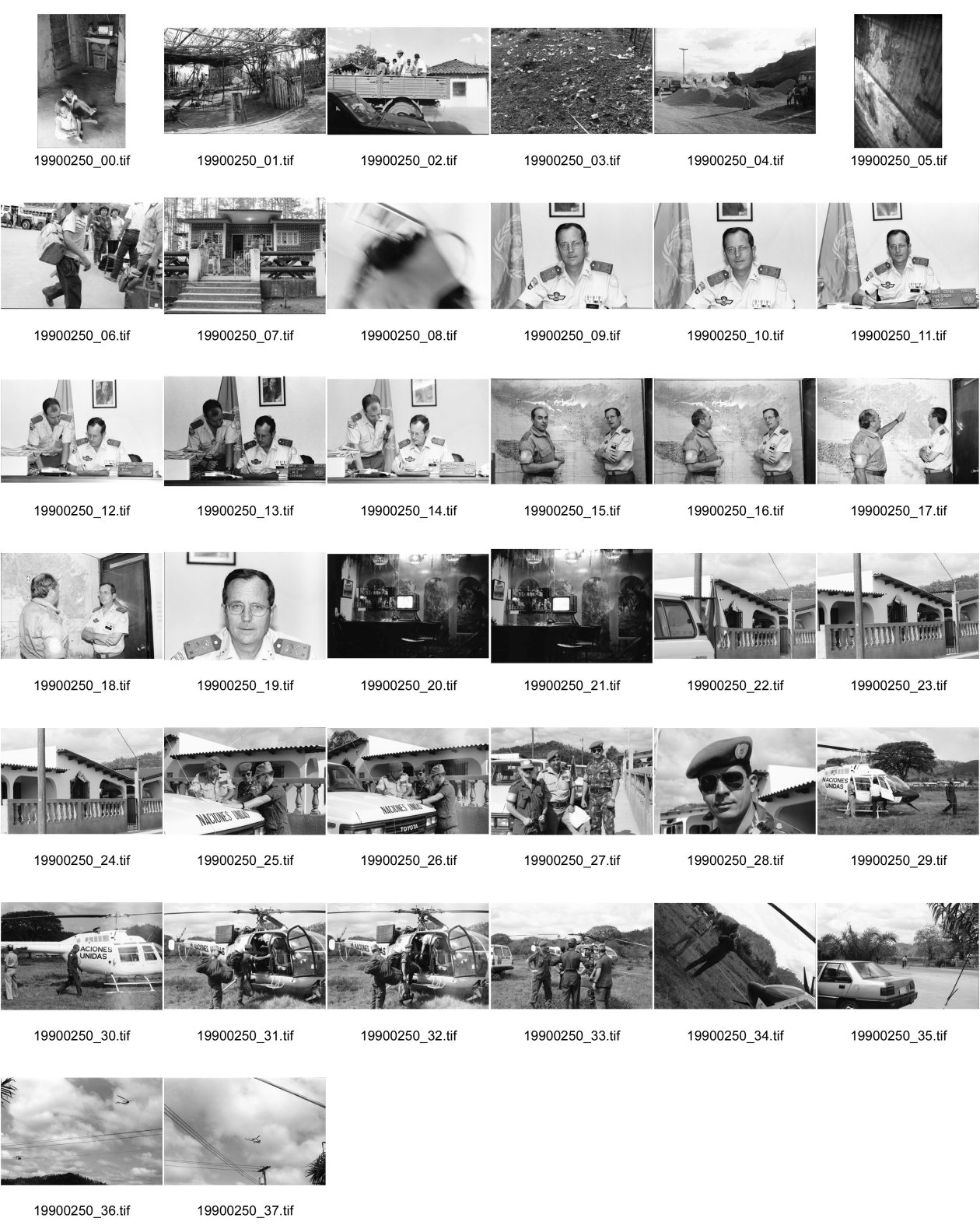 Image of sheet 19900250: Palaquina, Zwei Kinder schauen in einer Lehmbude Adobe Haus fern. TV. Rauch durch das Dach im Zimmer bei Juanita. Eternit dach asbest roof smoke Esteli Nicaragua Junge arbeitet als Schuhputzer. Portrait von UN-General Agustin Quesada, (Der Spiegel). li: Leutnant Alejandre Luis. Portrait über die Arbeit der UNO in Honduras. Danli HQ Soldaten aus Canada, Venezuela etc. Helikopter. Einstieg. Honduras 1990 √

Special for der Spiegel:
Chief of Central American U.N. Observers General Agustin Quesada Gomez (R) listens to Lt. Luis Alejandre of Spain (L) in the operations headquaters in Tegucigalpa. Quesada of Spain is in charge of all U.N. troops in the five Central American countries. AP leaserPhoto) Olivia Heussler of Lookat Photos)