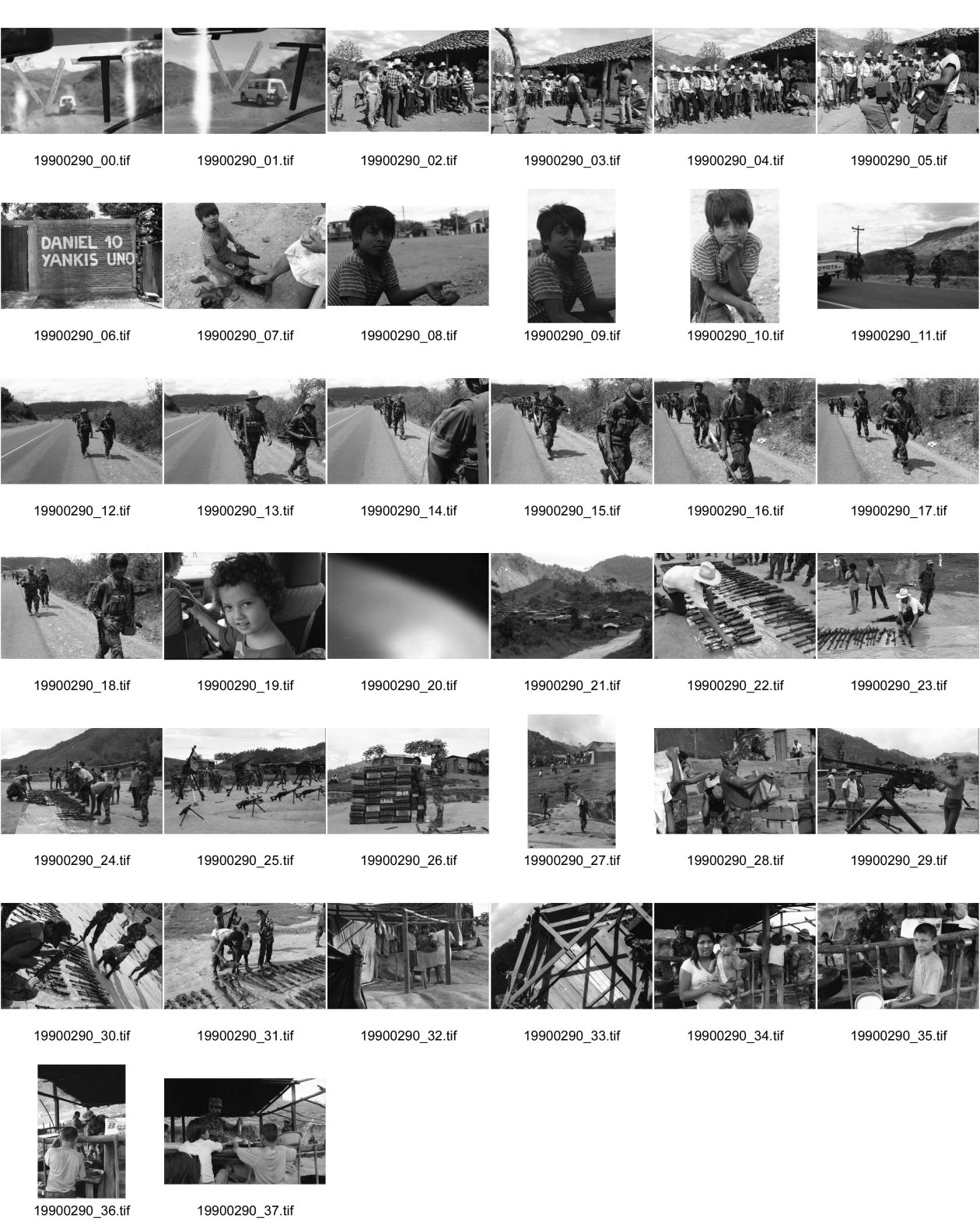 Image of sheet 19900290: TV steht an unserem Jeep als Schutz gegen die Angreifer Die Journalisten von Washington Post. mit Kanonen und Journalisten. Gruppenbild
Daniel 10 Yankees UNO steht in Esteli. Junger Knabe arbeitet als Schuhputzer. Portrait. Sandinistische Soldaten marschieren auf der Panamericana. Nicaragua

Honduras die Tochter von Ernst Bucher von Cosude. 17.03 Yamales Dorf der Contra. Die Contra wird von UN-Soldaten United Nations UNO ONU entwaffnet. Von alten unbrauchbaren Waffen Munitionskisten. Vorbereitung zur Waffenübergabe an die UN- ONUCA. Essen wird rausgegeben. Automatische waffen Maschinengewehre. Honduras 1990