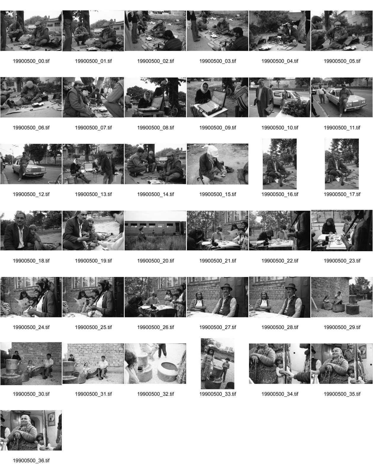 Image of sheet 19900500: In den Strassen von Sibiu arbeiten die Romni Romi Roma als Goldschmiede und Händler mit Silberwaren. Junge mit seinem Vater. Zug und Soldat. Ueli Kern und Anna Emilia Clopath bei der Familie Mihai in Sibiu. Adina Popa übersetzt uns. Grossmutter Mihai spricht noch russisch die kleine Blanca lässt ihre Urgrossmutter nicht aus den Augen. Die Romni wurden um 1945 ? in der Sowietunion nach Moldawien zwangsinterniert. Die Familie Mihai arbeitet auch im Kesselflicken. Rumänien Romania 1990
